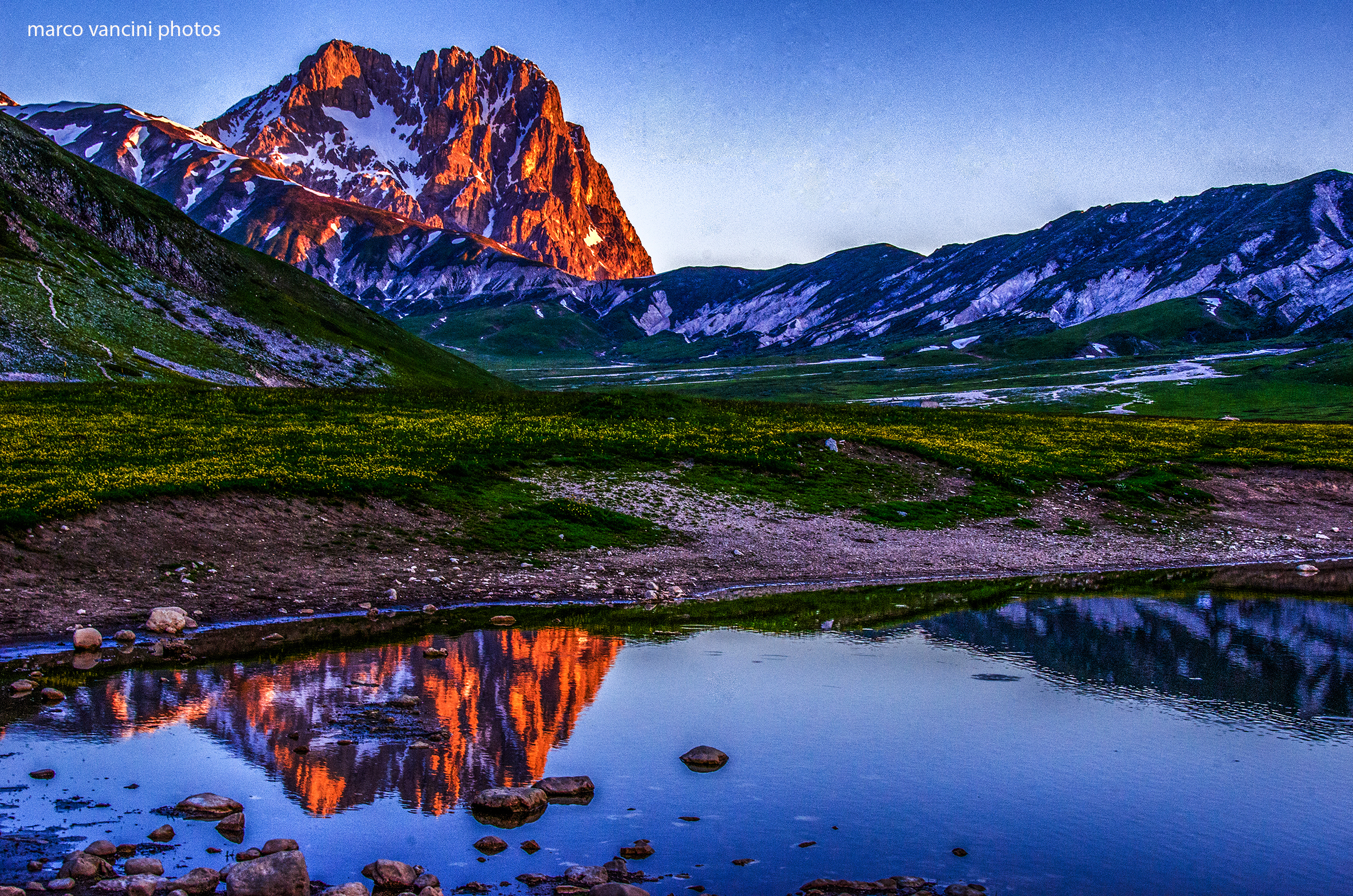 L'alba del Gran Sasso..quasi come fosse un dipinto..