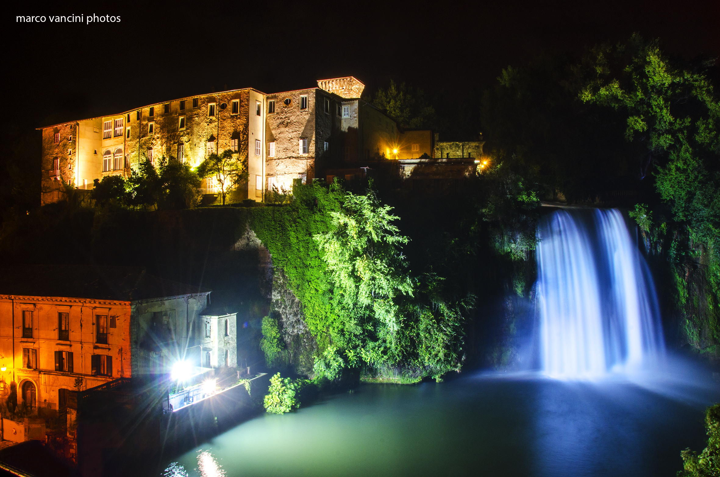 cascata naturale al centro del paese