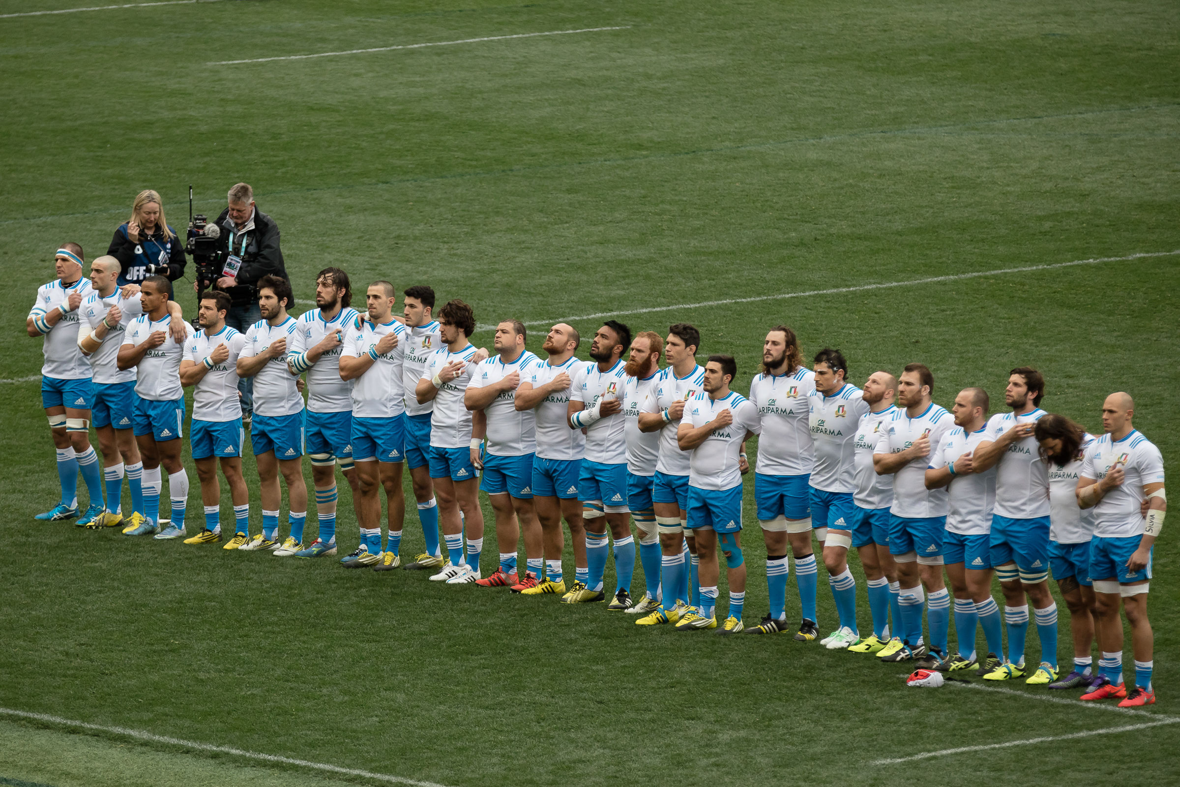 La squadra italiana canta l'inno