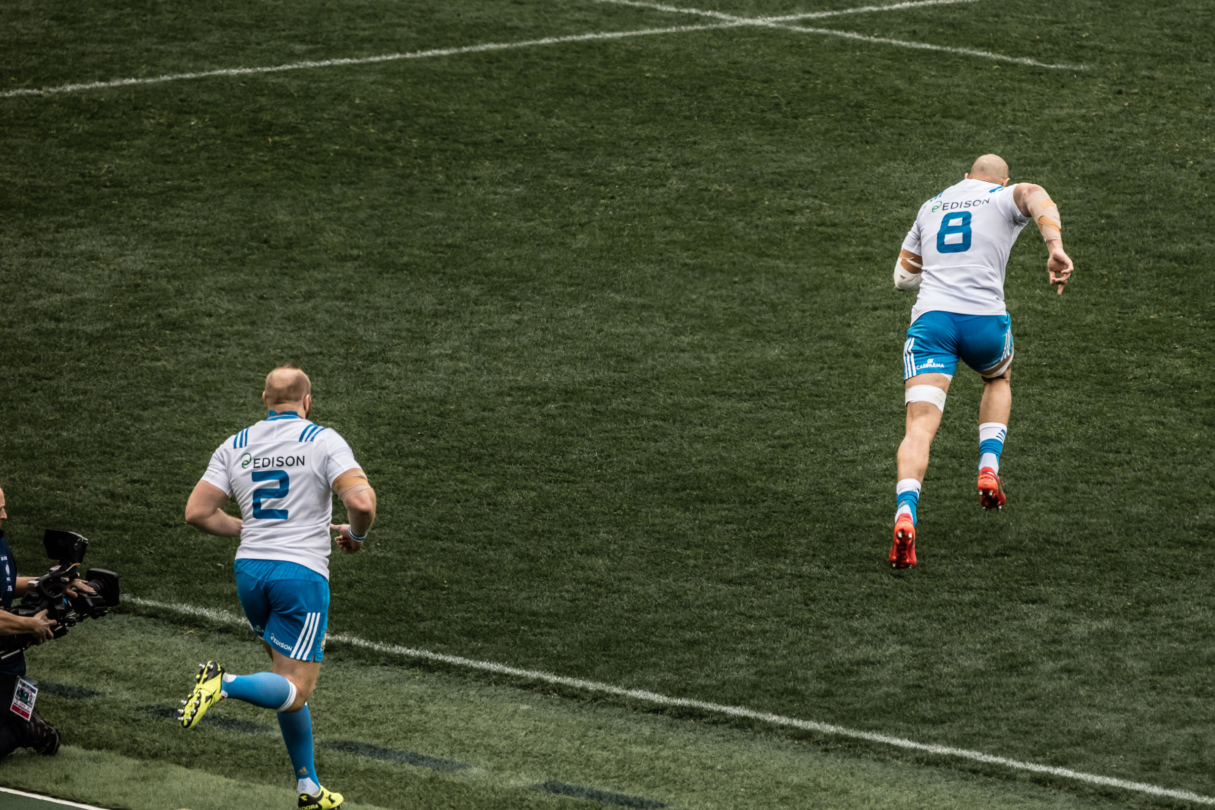La squadra Italiana entra in campo