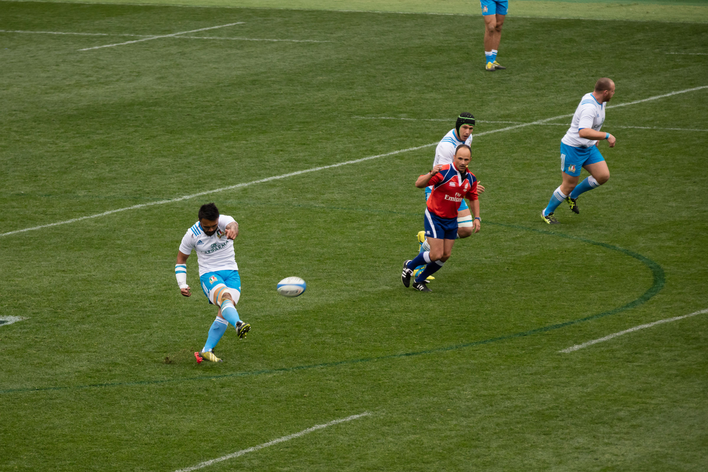 l' Italia segna i primi 3 punti su punizione