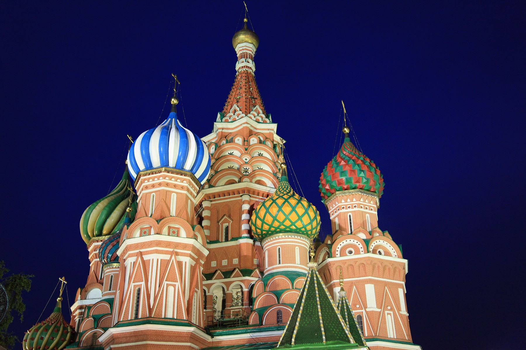 Moscow. S.Basilio at night in the rain.