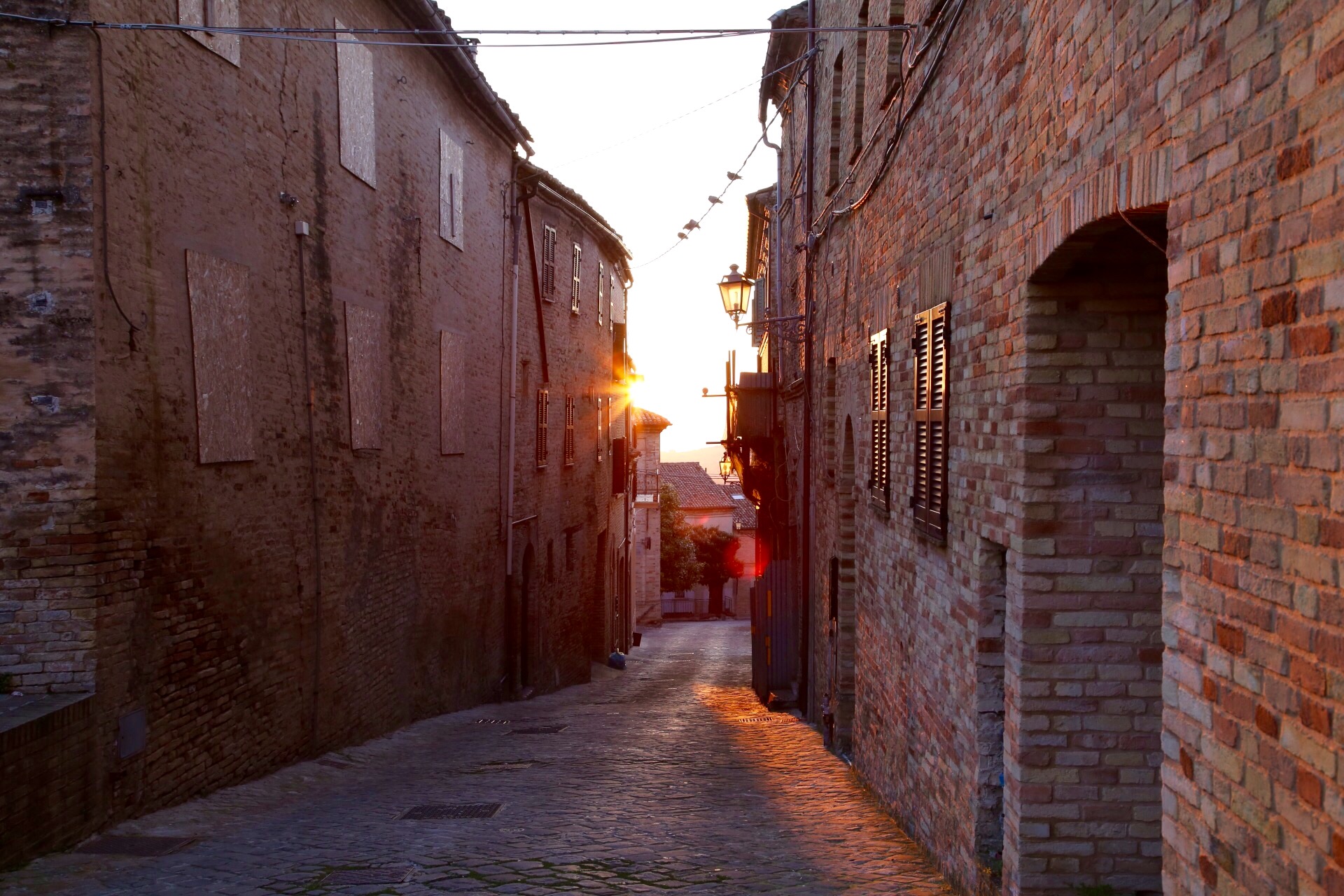 Il sole nel vicolo.