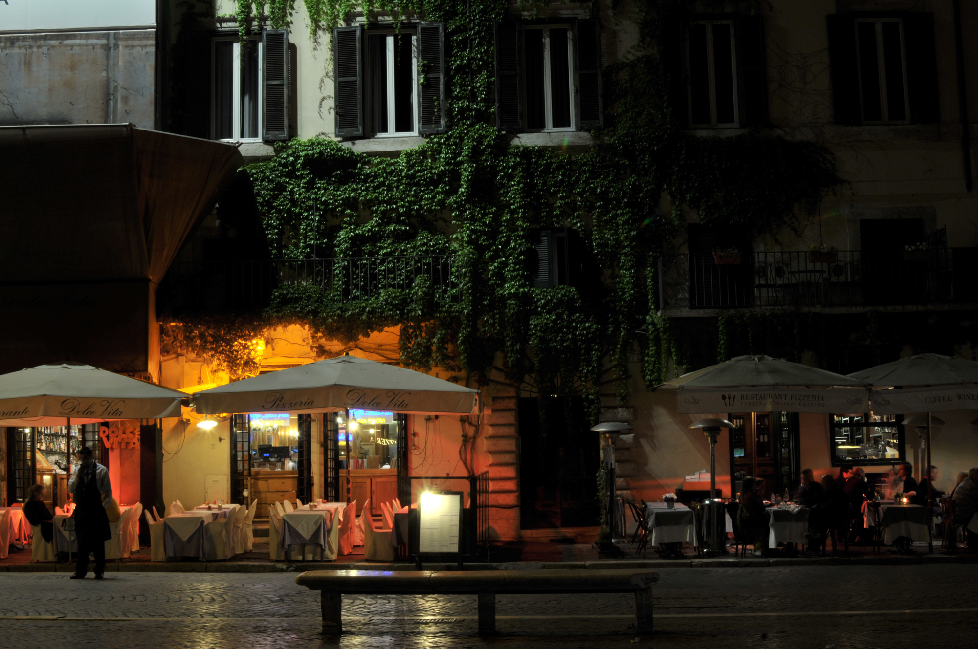 scorcio di piazza navona di notte roma
