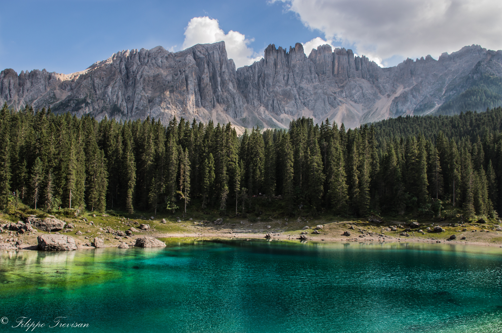 A Caress between the rocks