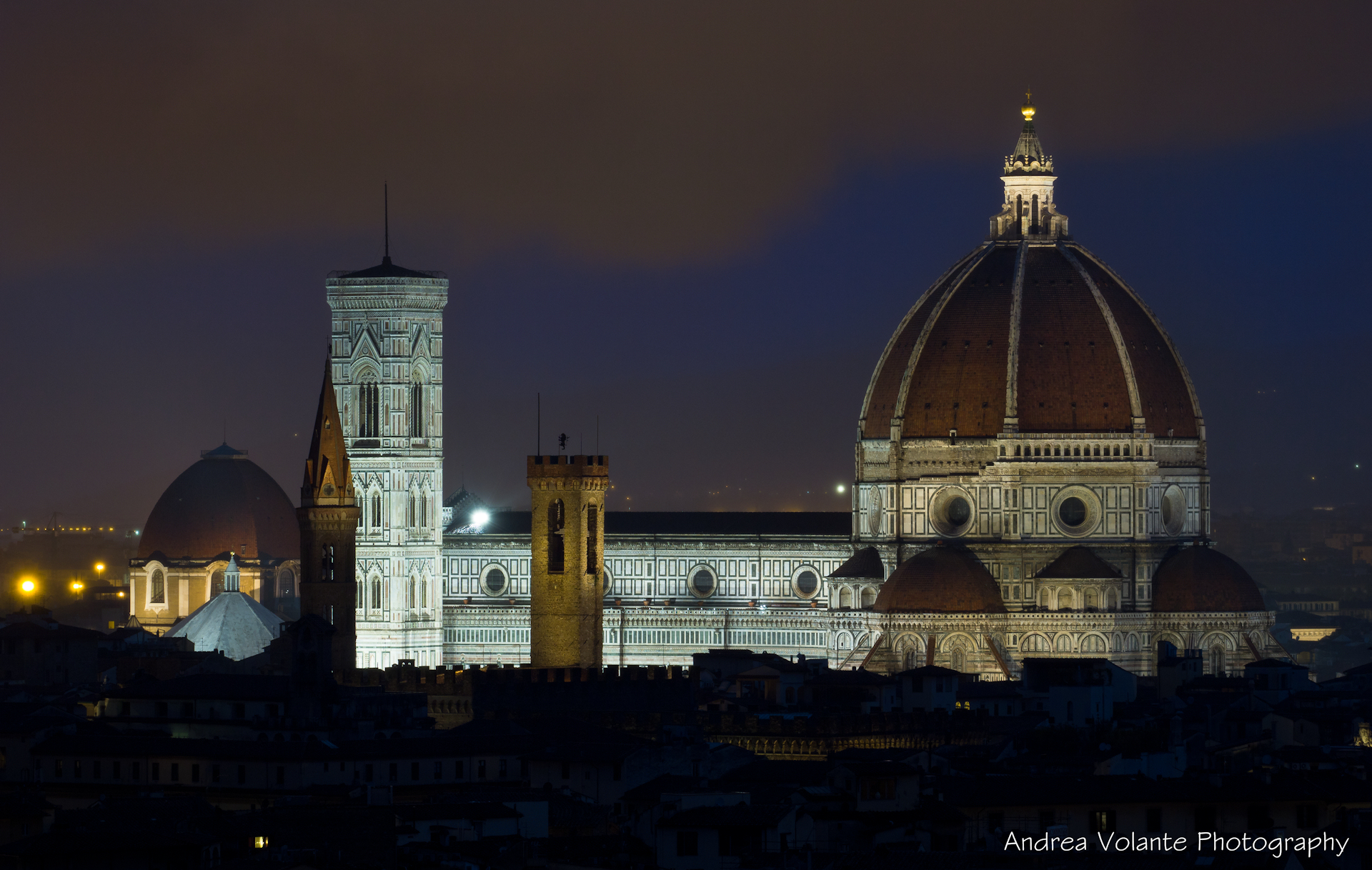 Anche sotto l'acqua l'ora blu qui ha il suo bel fasc...