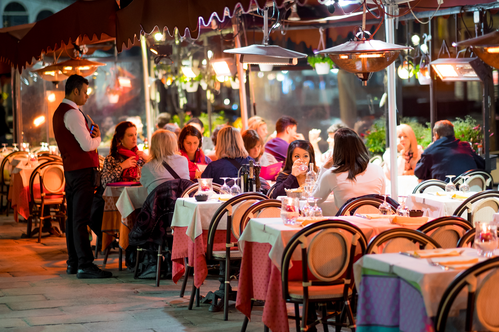 Venezia, turisti a cena.