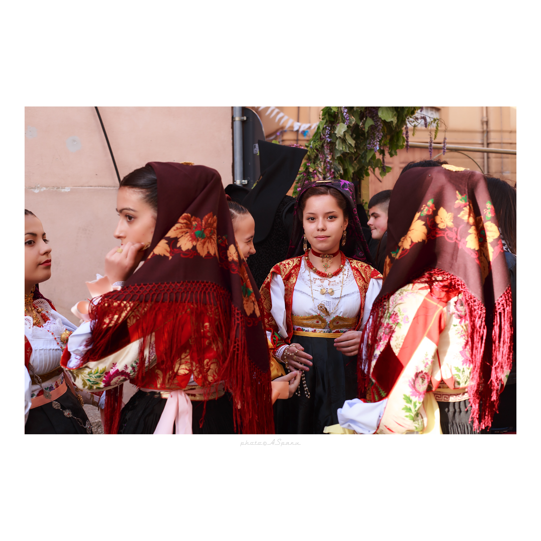 Ragazza a una processione sacra, Dorgali, Sardegna.