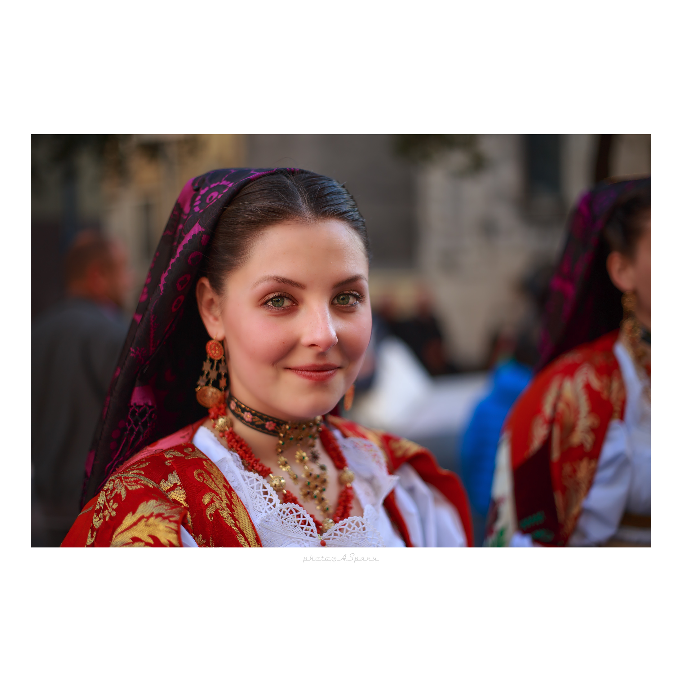 Ragazza a una processione sacra, Dorgali, Sardegna.