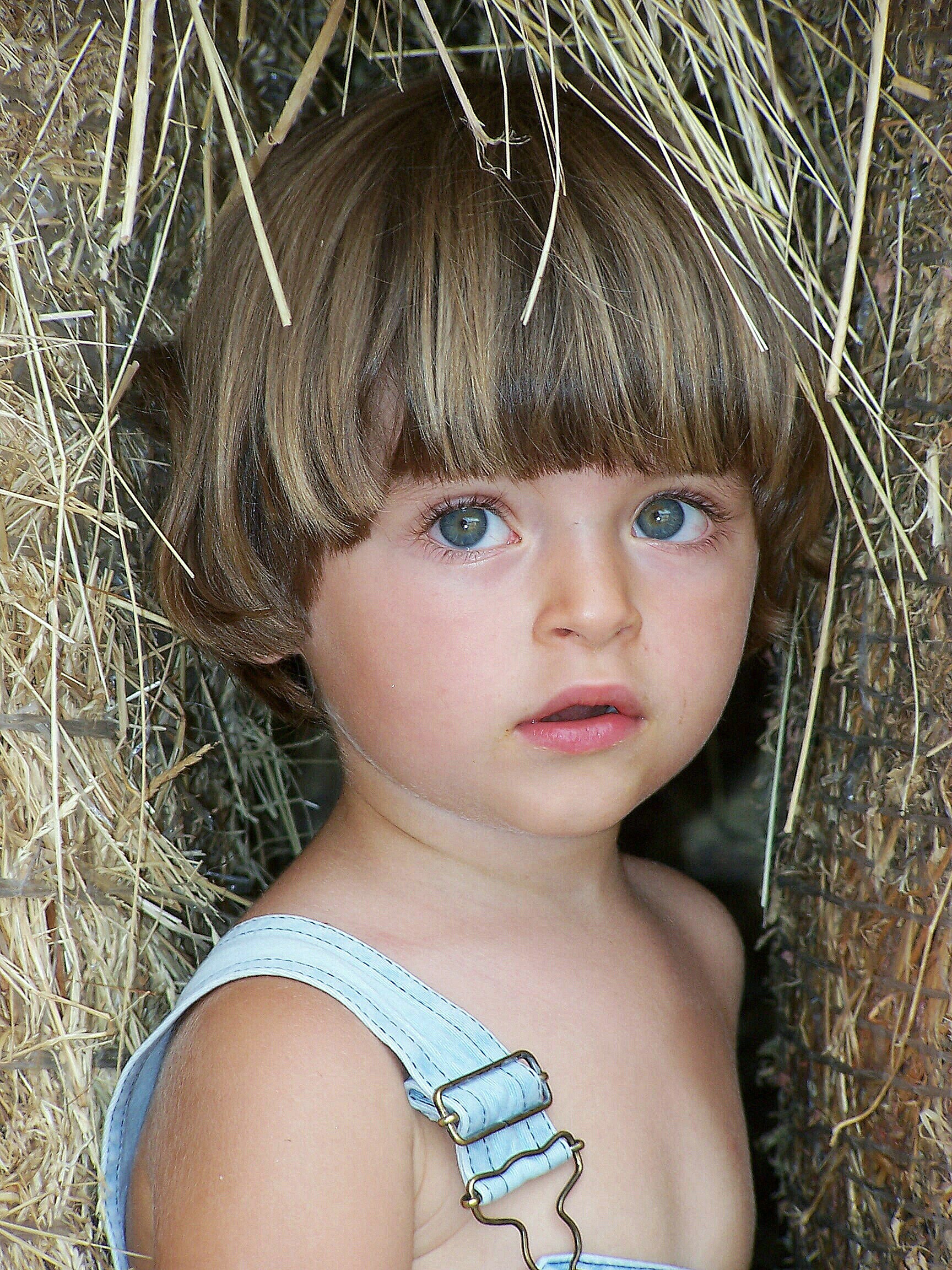 bambino nella paglia