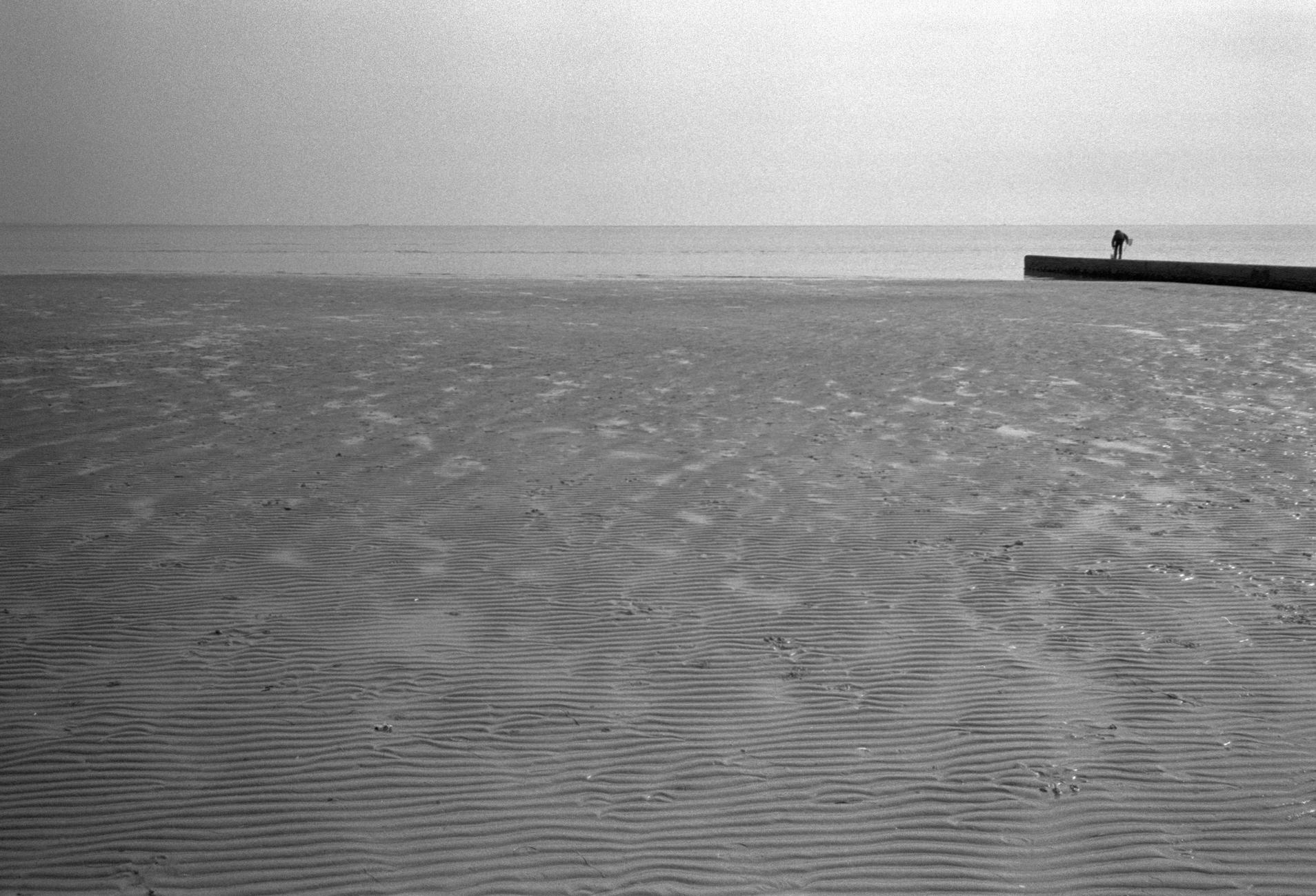 Onde sulla sabbia, calma piatta sul mare