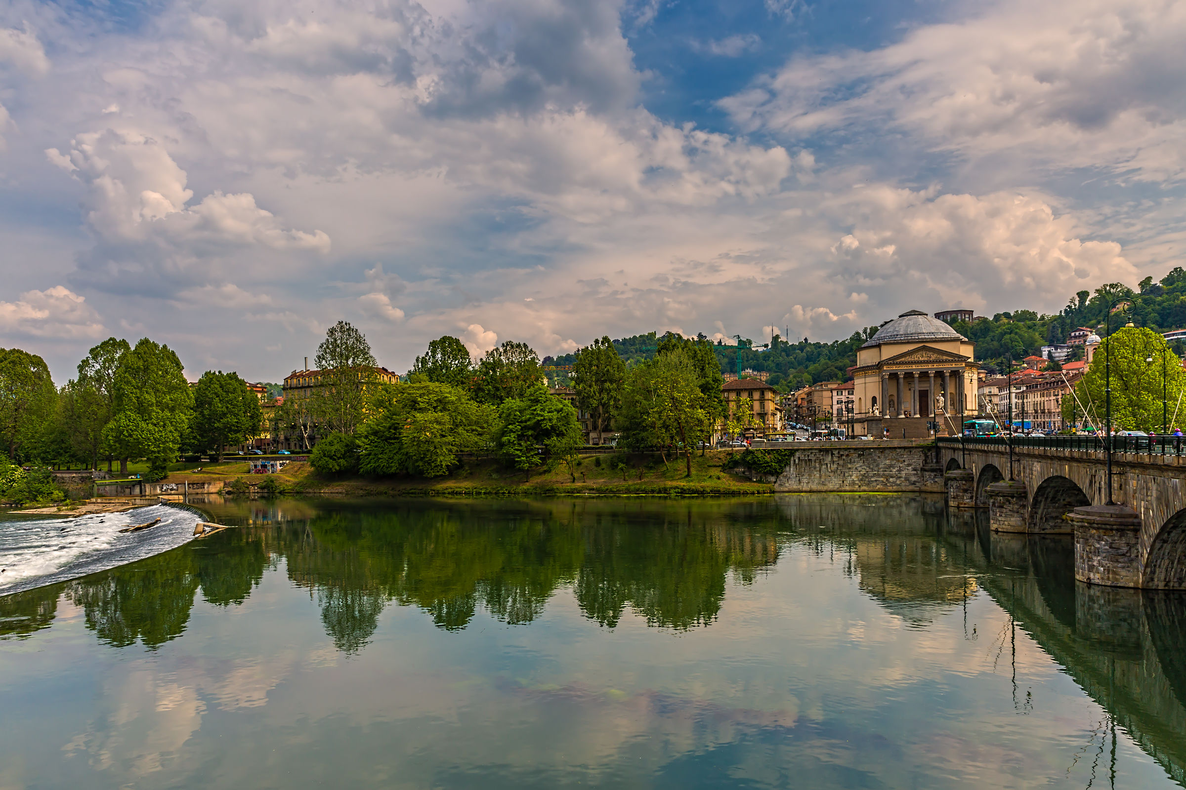 Passegiando along the Po