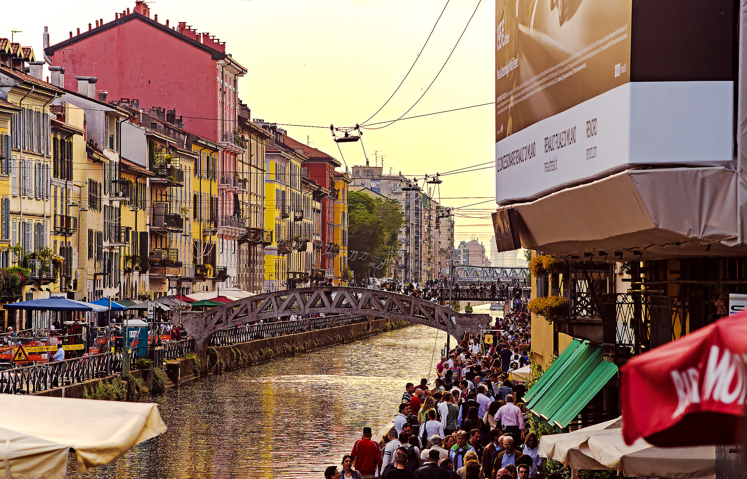 Sabato sera, ai Navigli, non c'è nessuno...