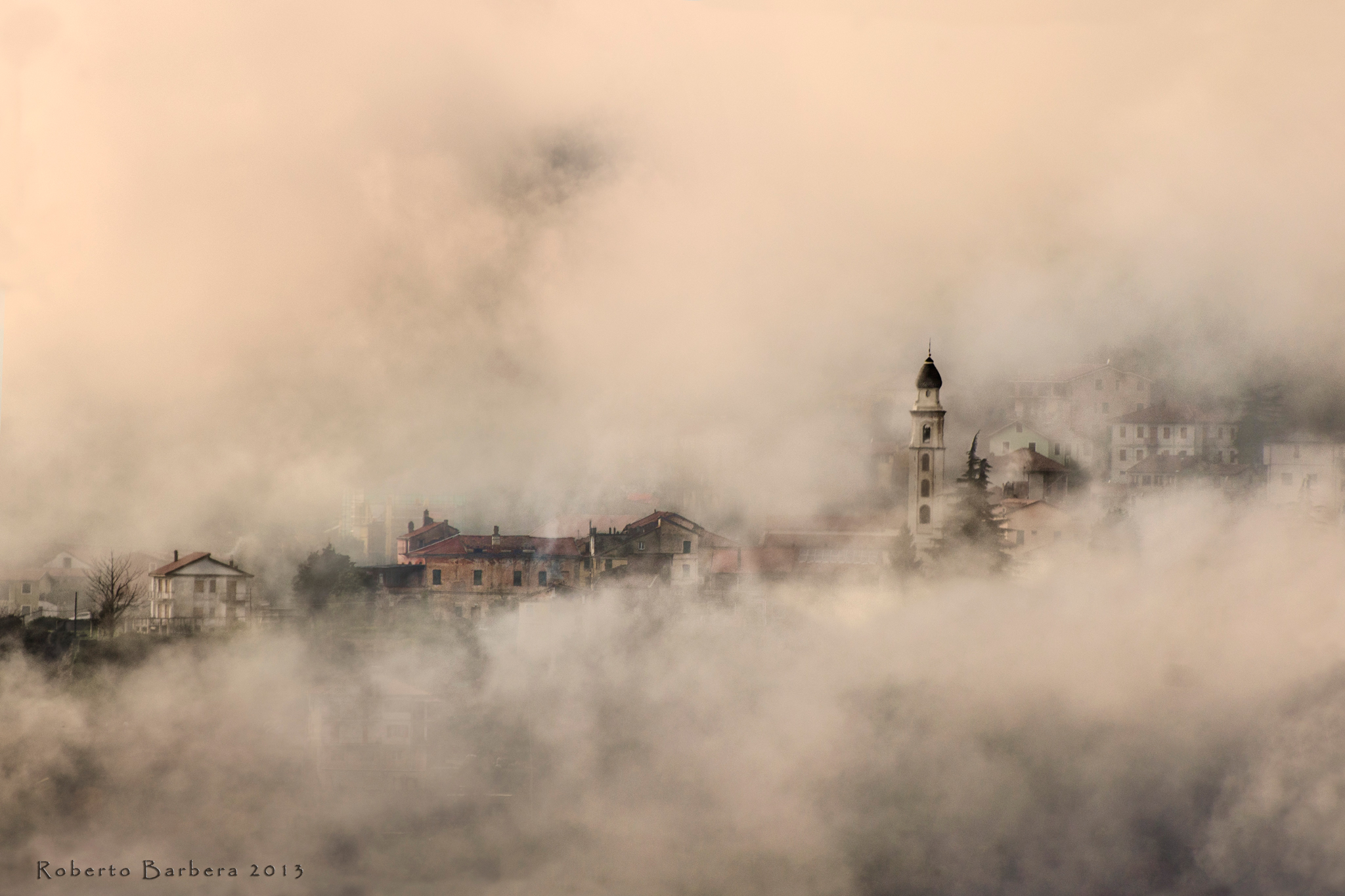 Avvolto dalla nebbia