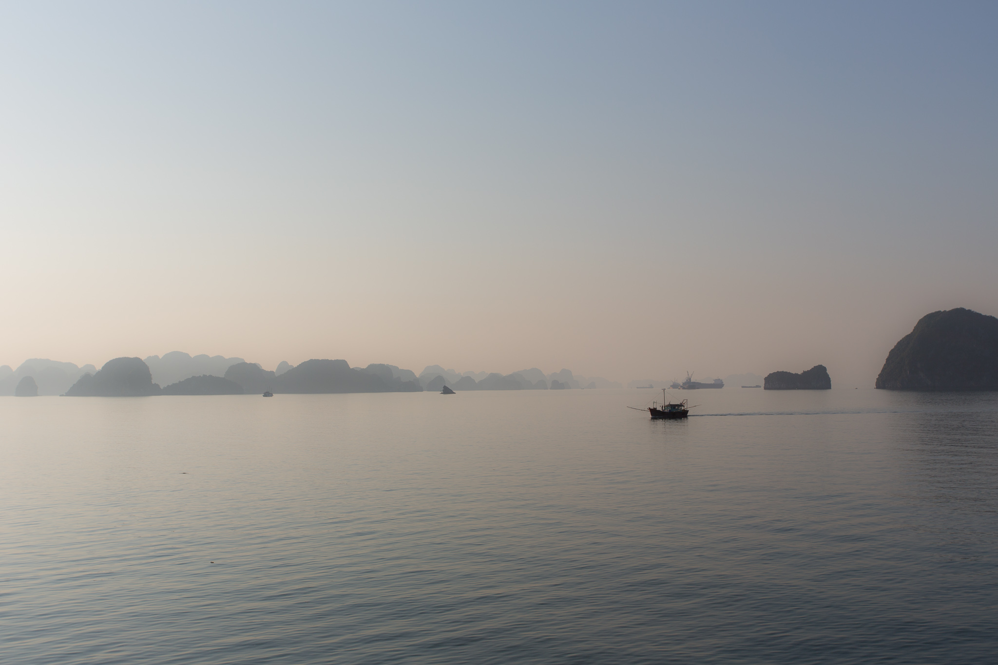 Pace (Baia di Halong, Vietnam, quasi al tramonto)