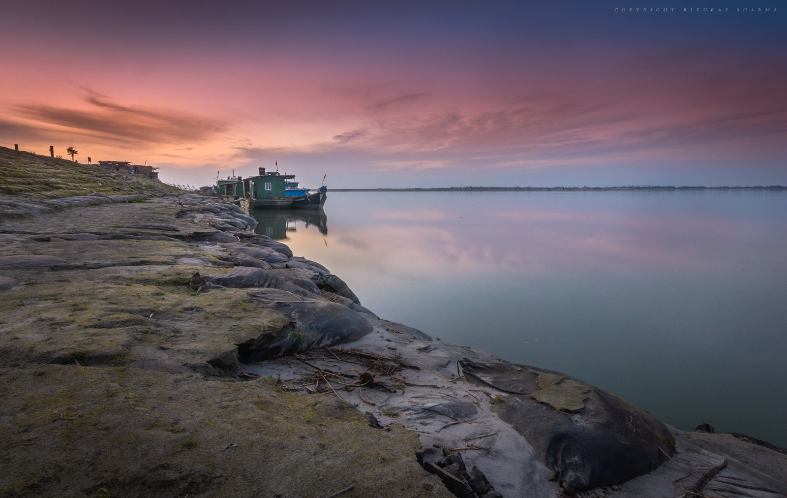 Tramonto sul grande fiume Brahmaputra, Assam India