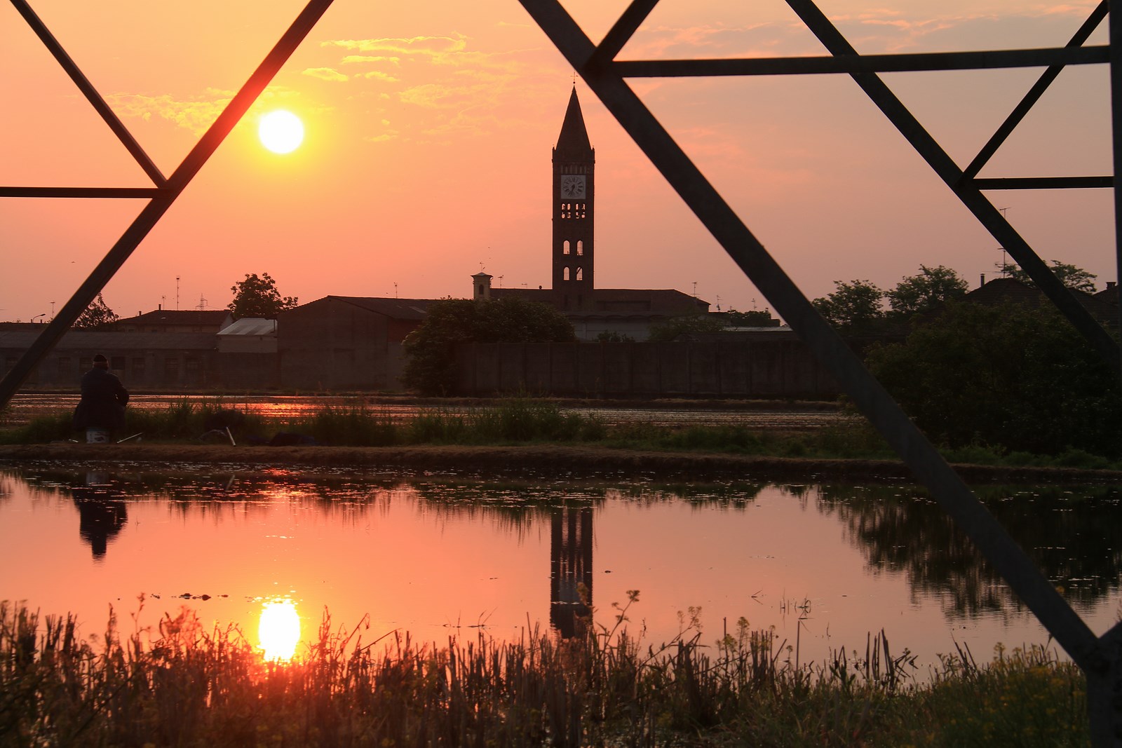Alba sulle risaie: Il campanile di Fontanetto Pò (vc)