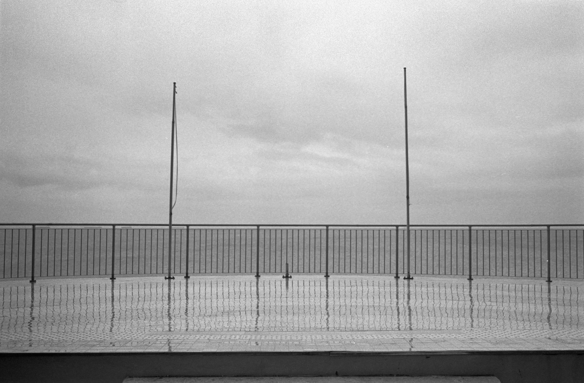 Cielo, mare, cemento, ferro, pioggia, luce