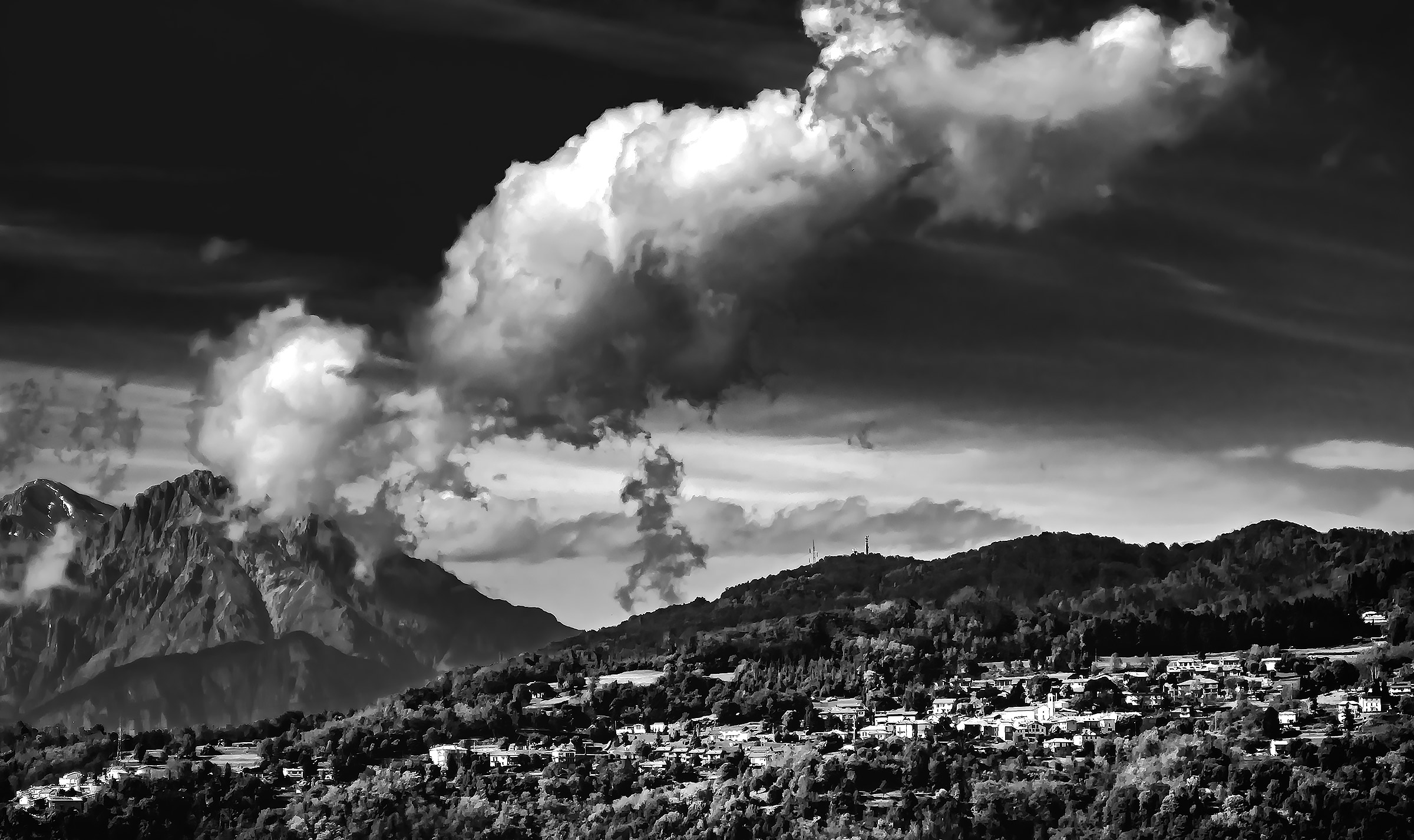 View to the mountains from Montevecchia to 200mm equivalent