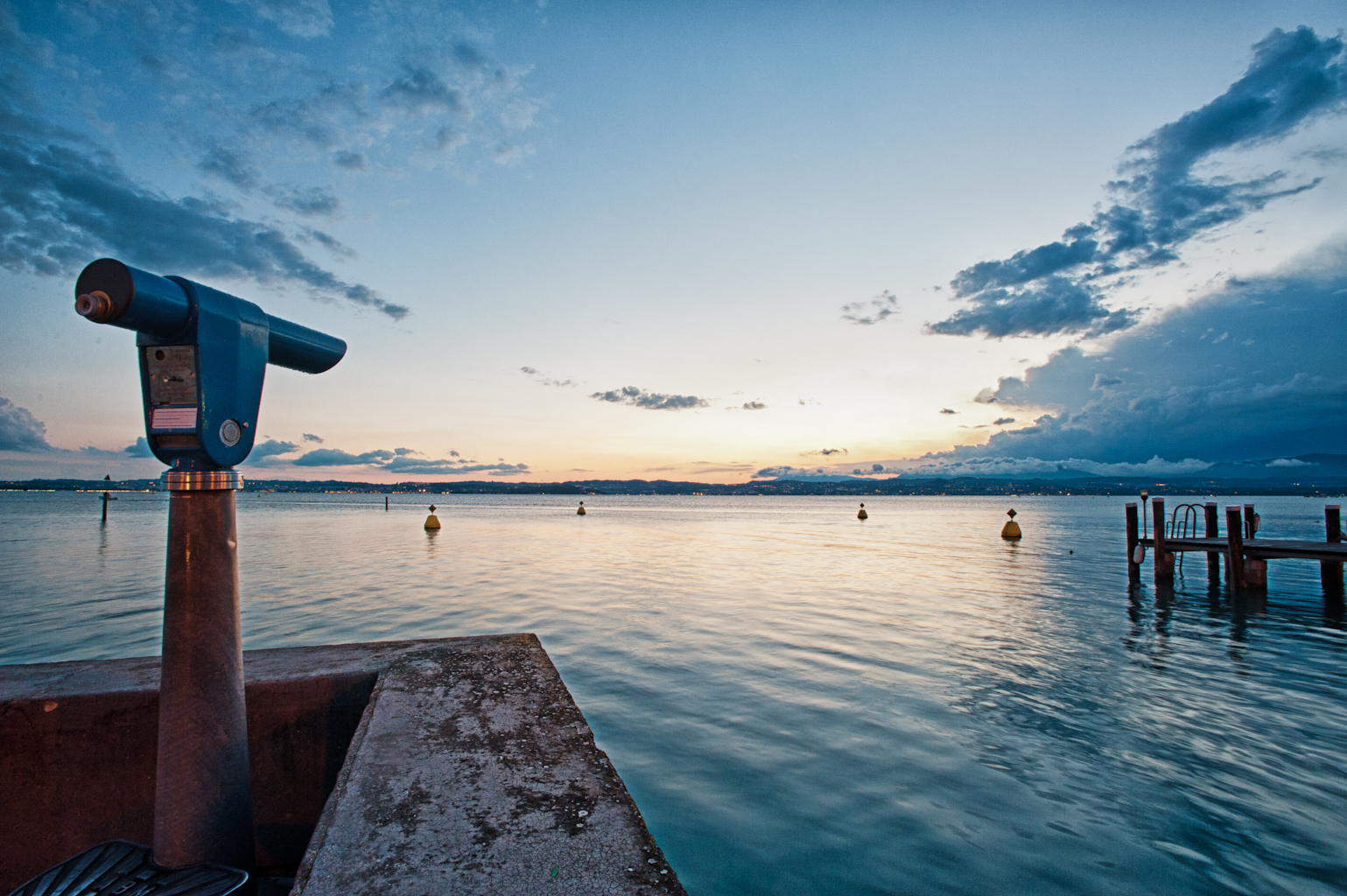 Lago di Garda dopo il tramonto