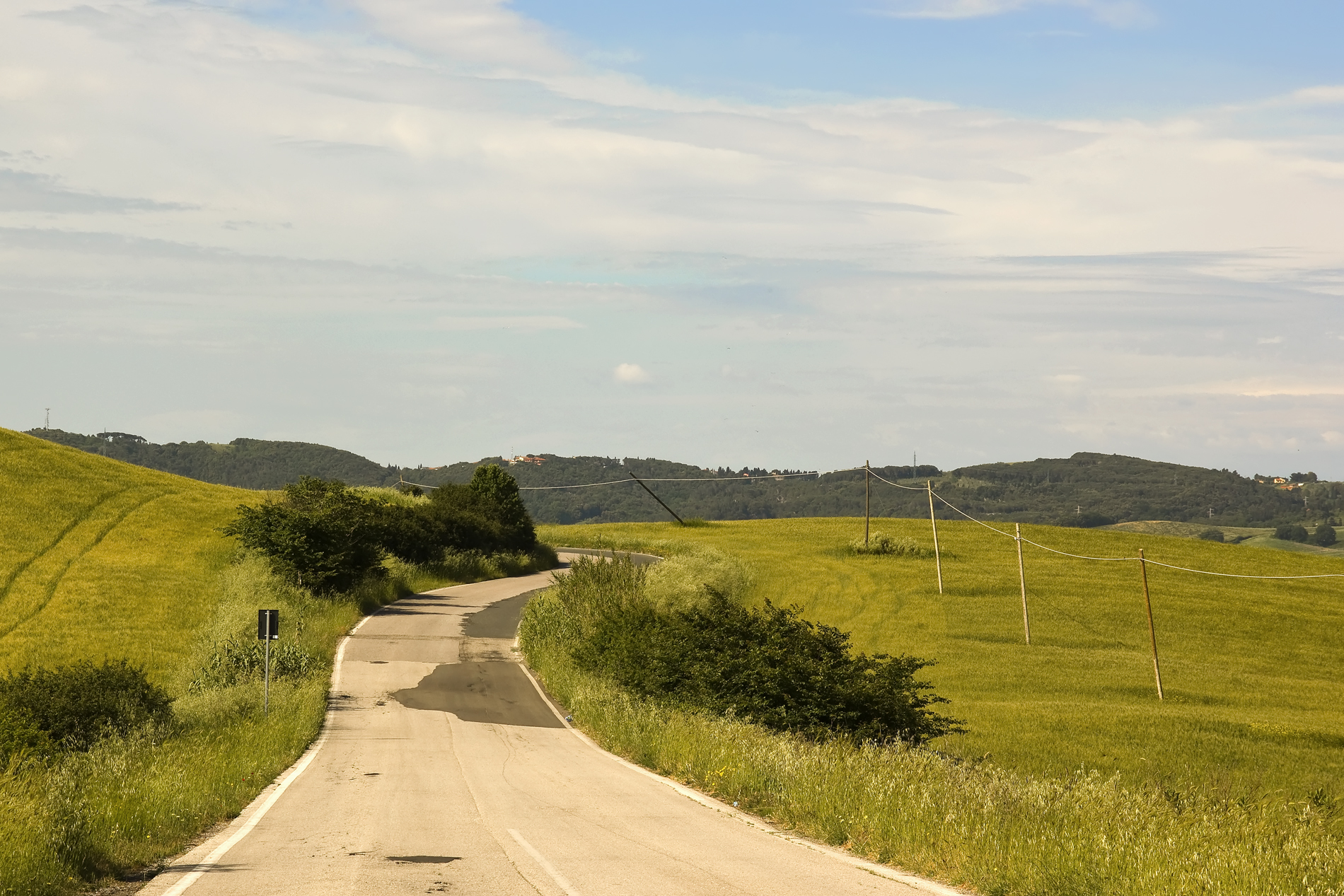 Strada che costeggia il lago di Santa Luce