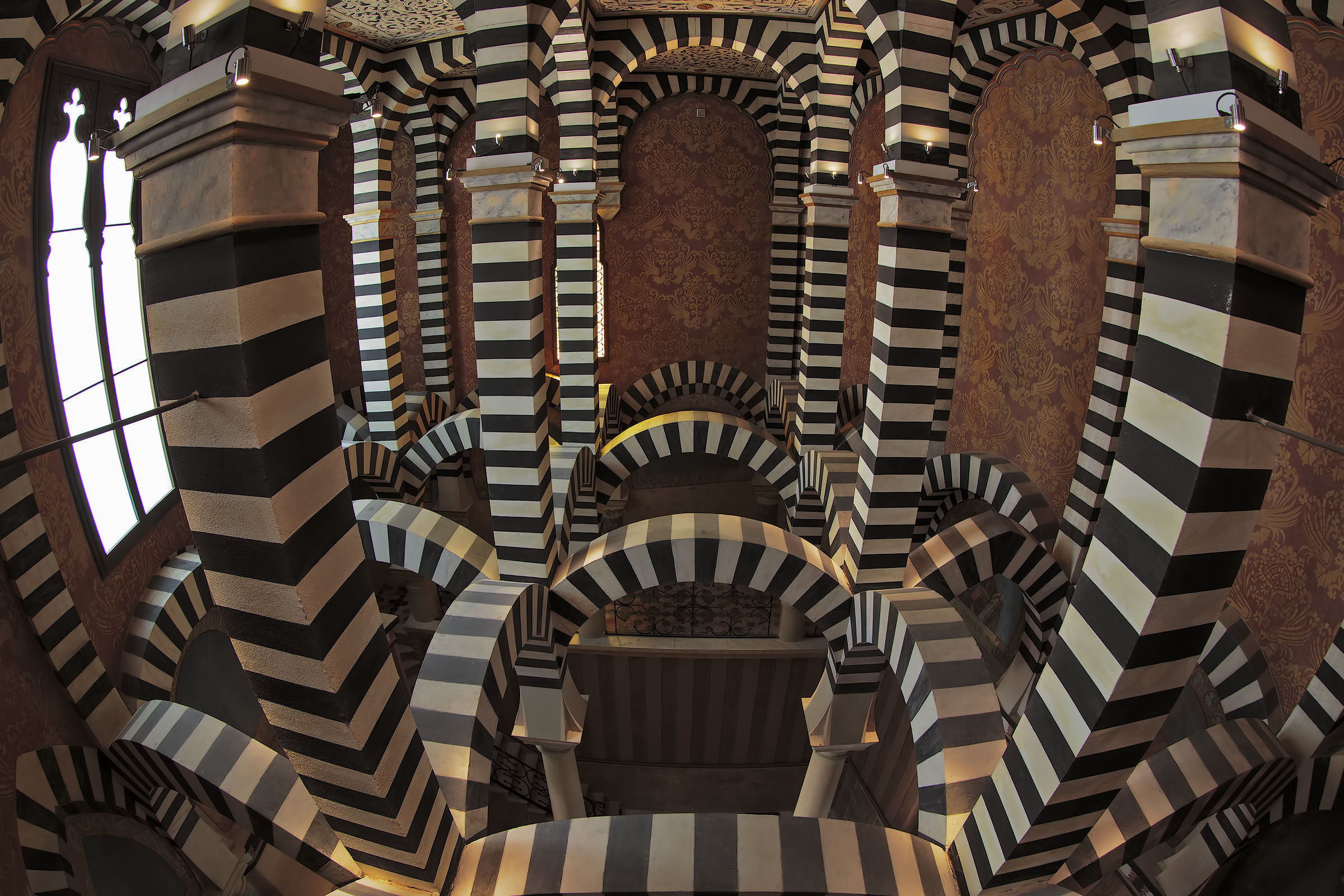 Game of arches and columns