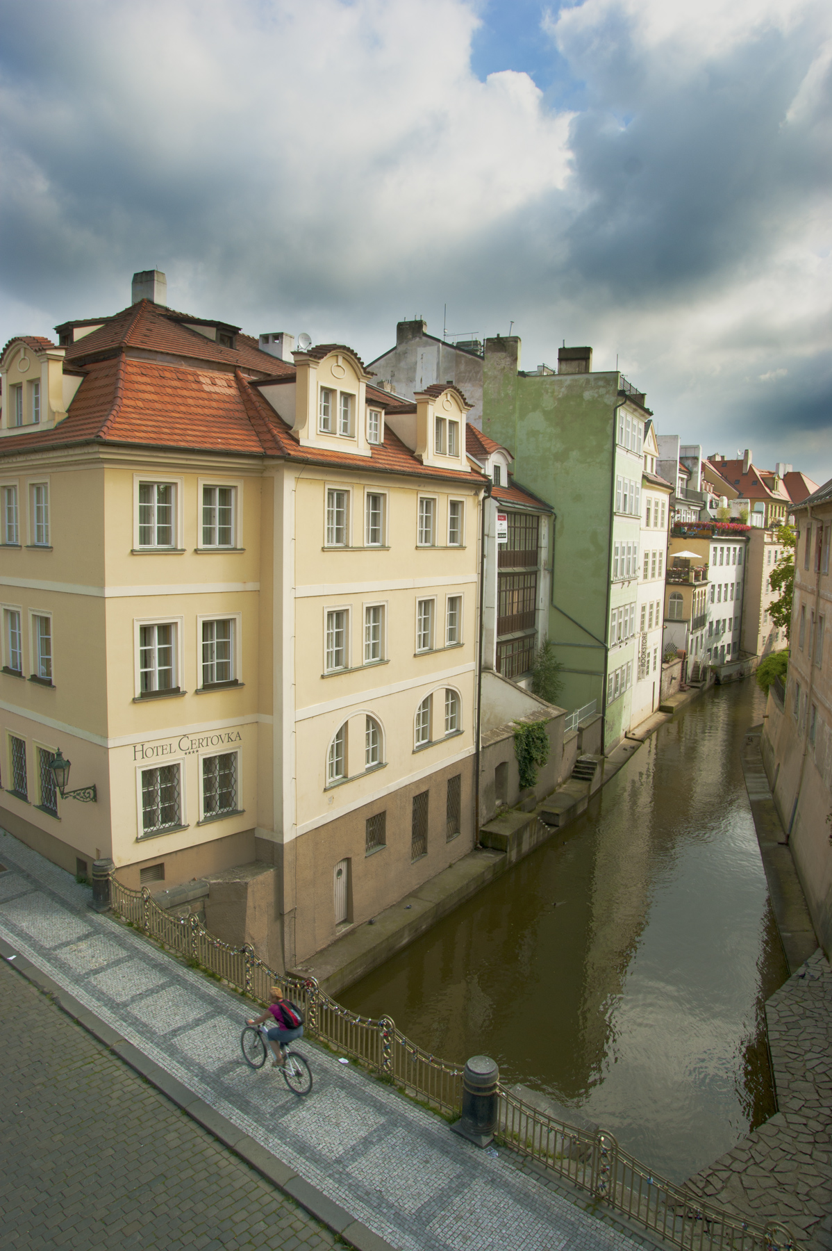 in bicicletta sotto il ponte di carlo