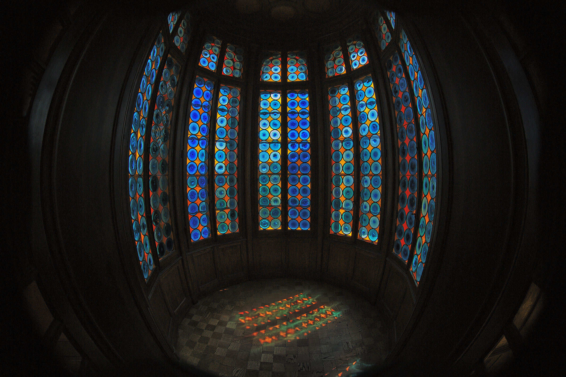 A multicolored glazed