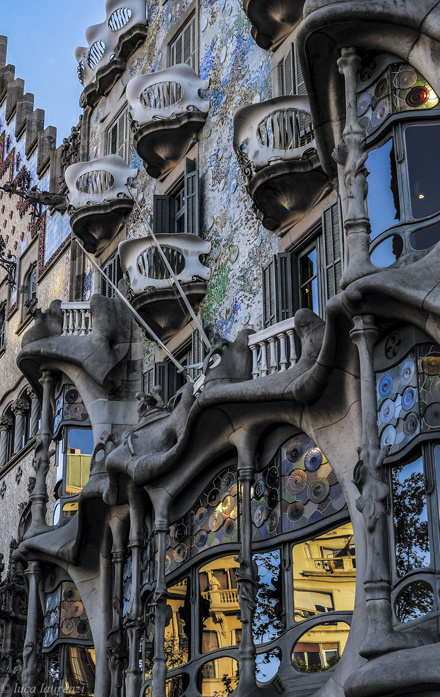 The strange terraces of the house Battlo '