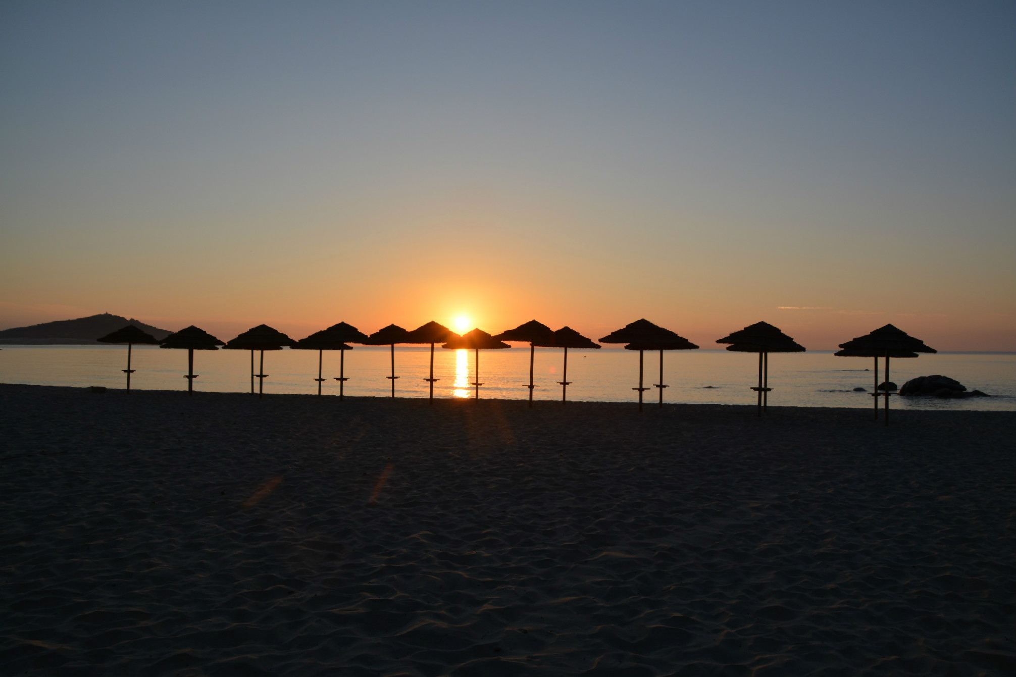 Alba tra gli ombrelloni