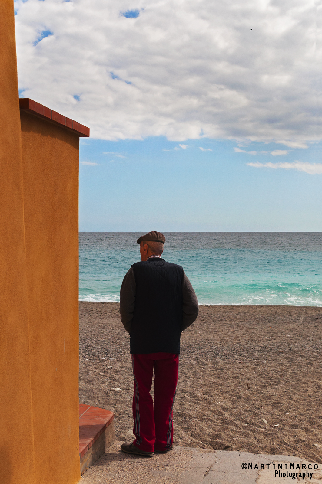 Il signore in riva al mare