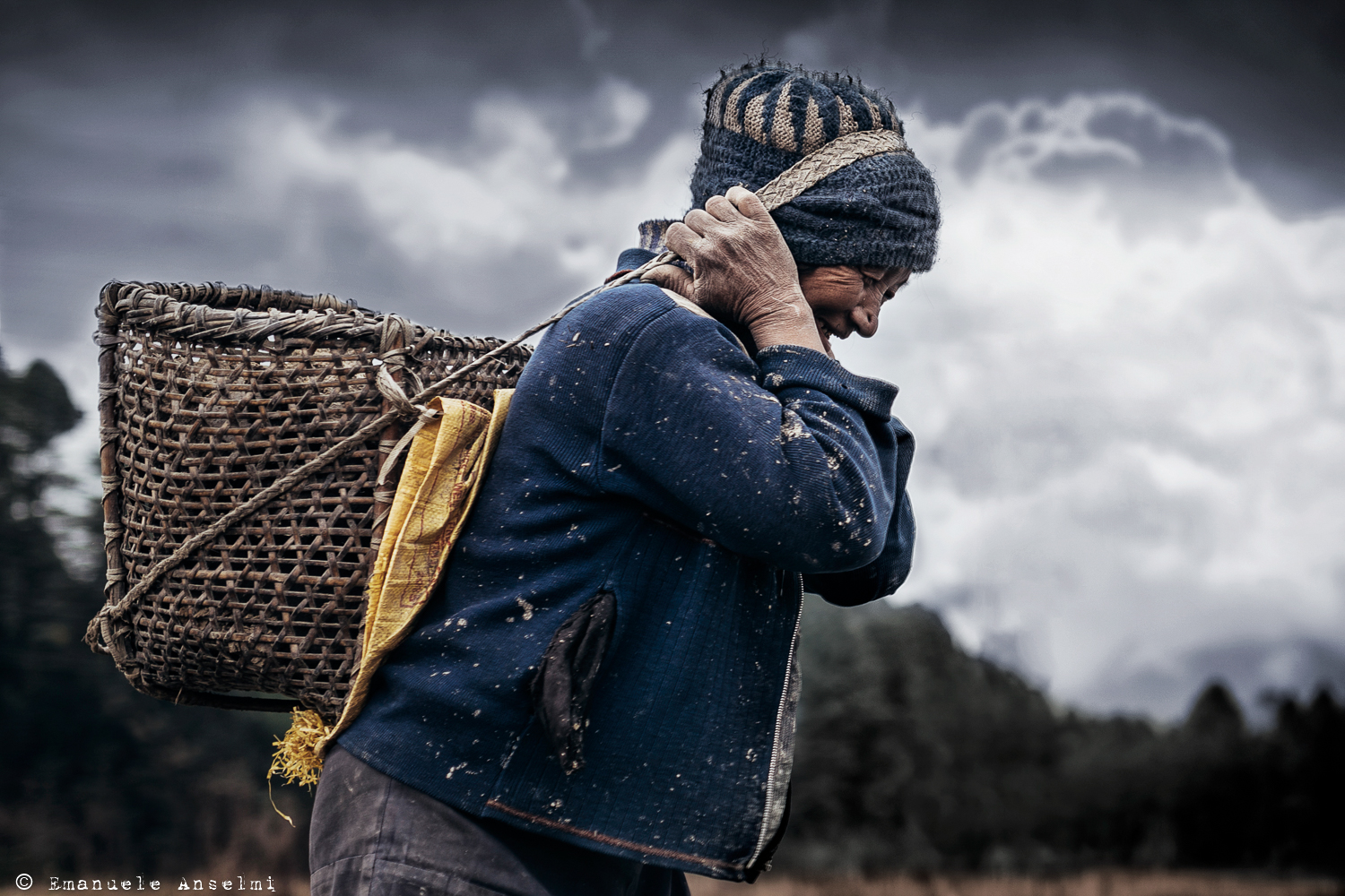 Donna Apatani al lavoro nella valle di Ziro