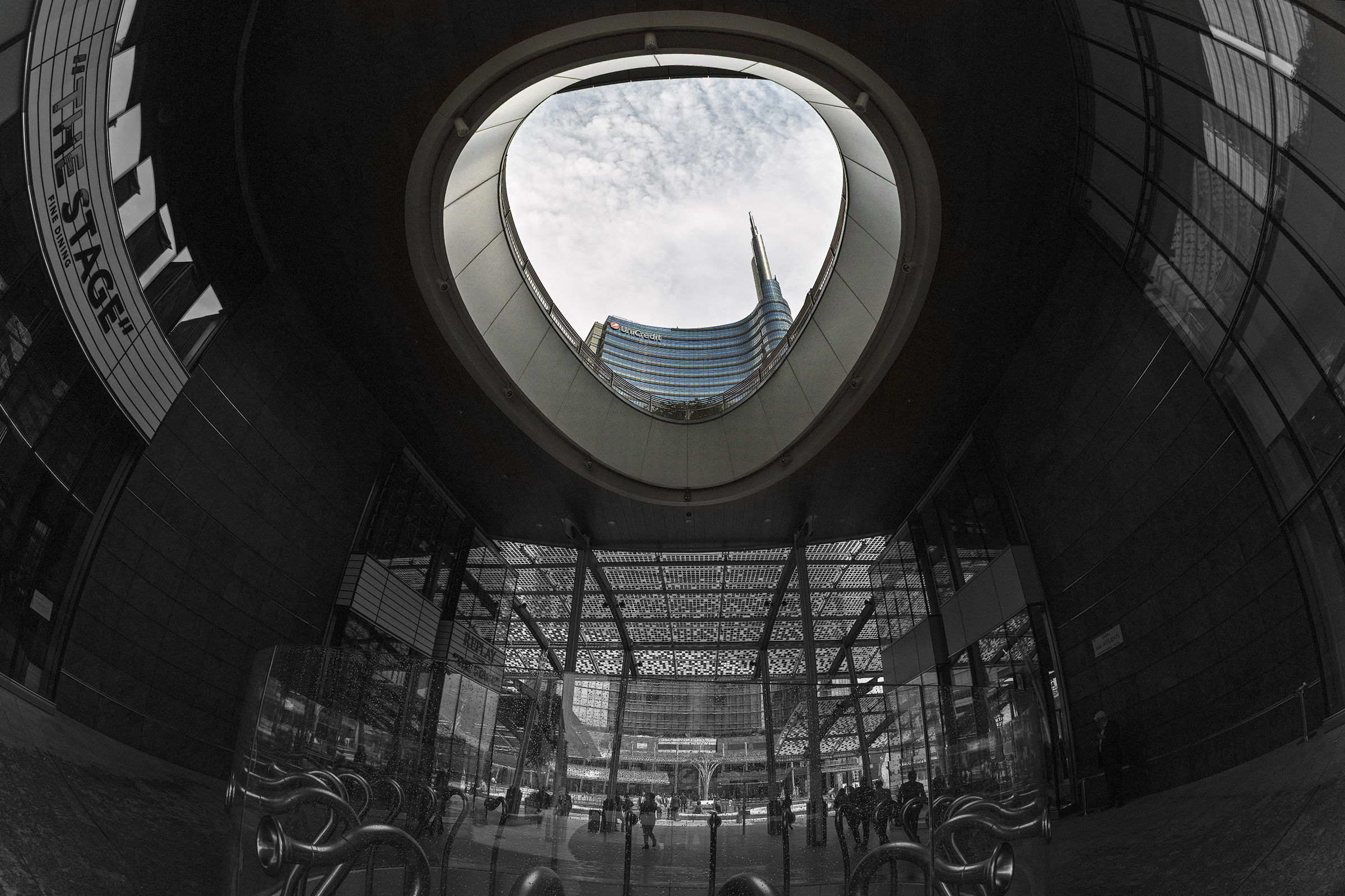 L'occhio del Ciclope (piazza Gae Aulenti)