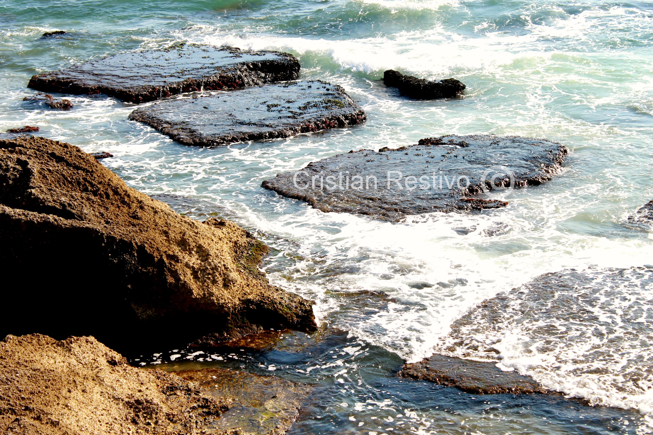 Le onde sugli scogli
