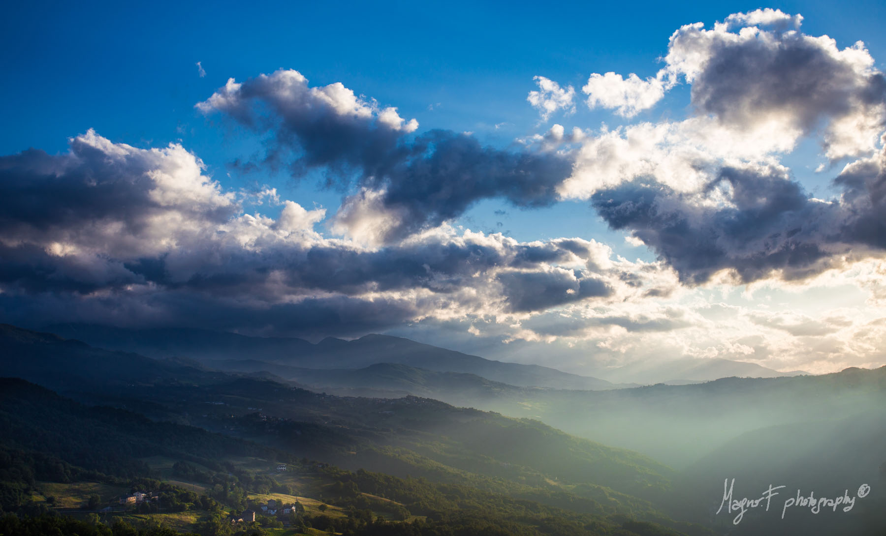 Panorama sulla valle del dolo e sul Cusna