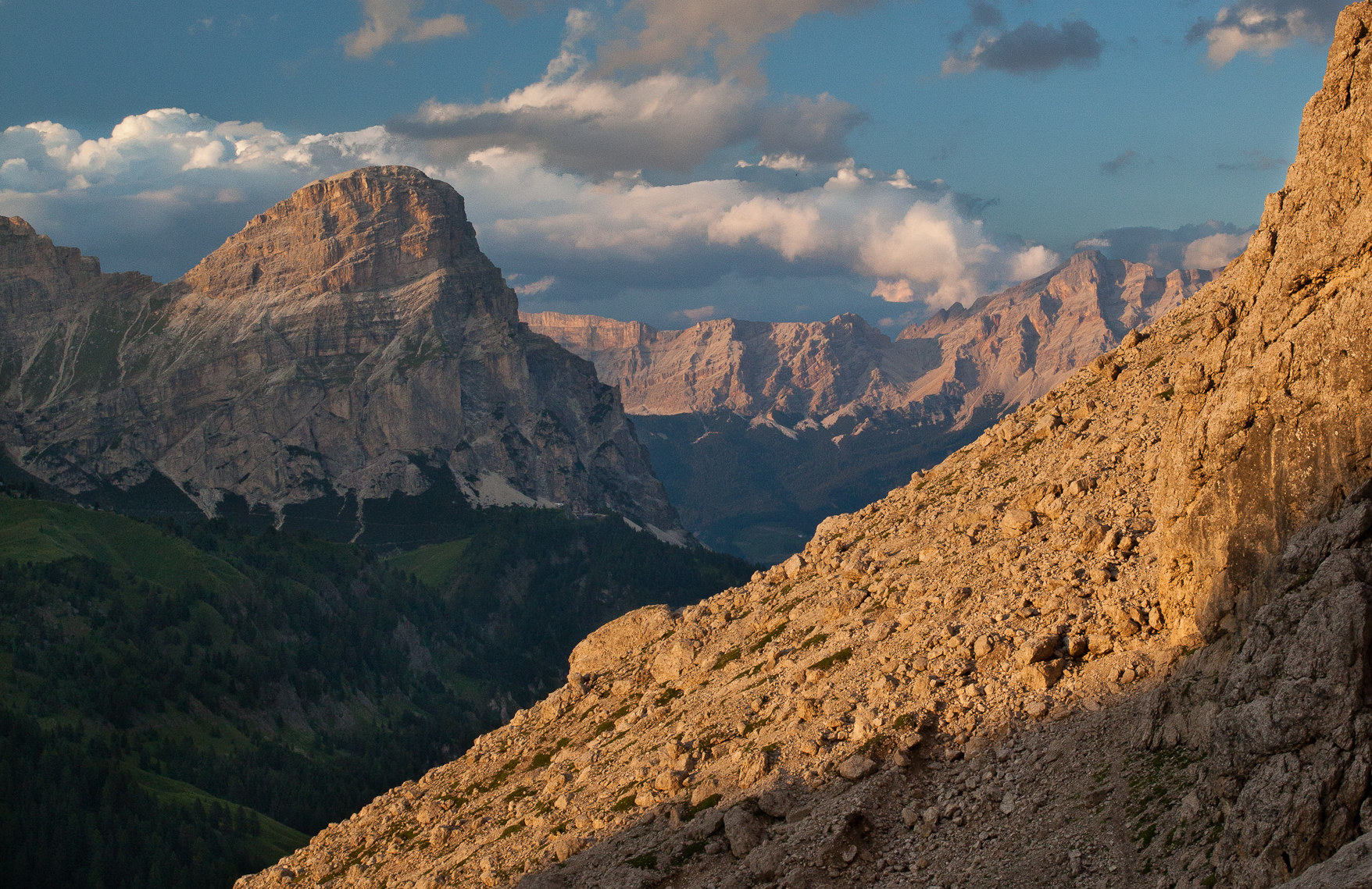 Luci e ombre sul Sassongher e sulle Dolomiti di Fanes