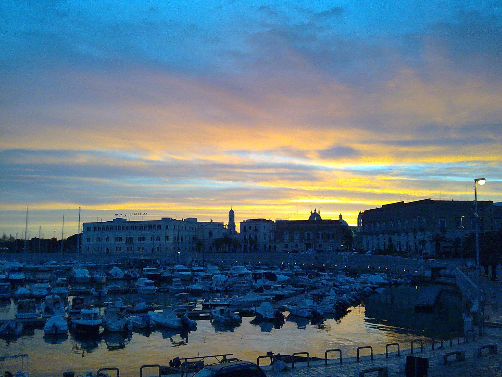 Alba sul Porto di Trani. Foto n. 3 in sequenza.