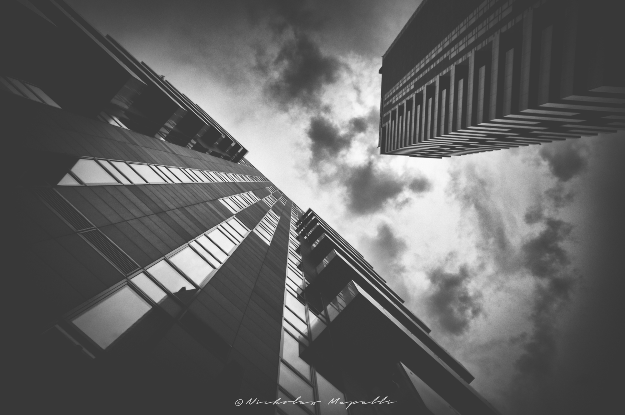 Con l'obiettivo verso il cielo