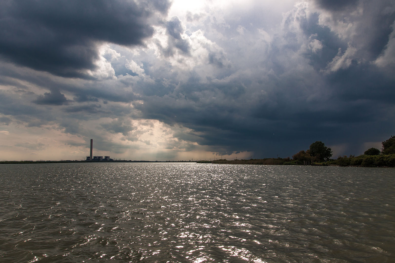 centrale con cielo minaccioso.