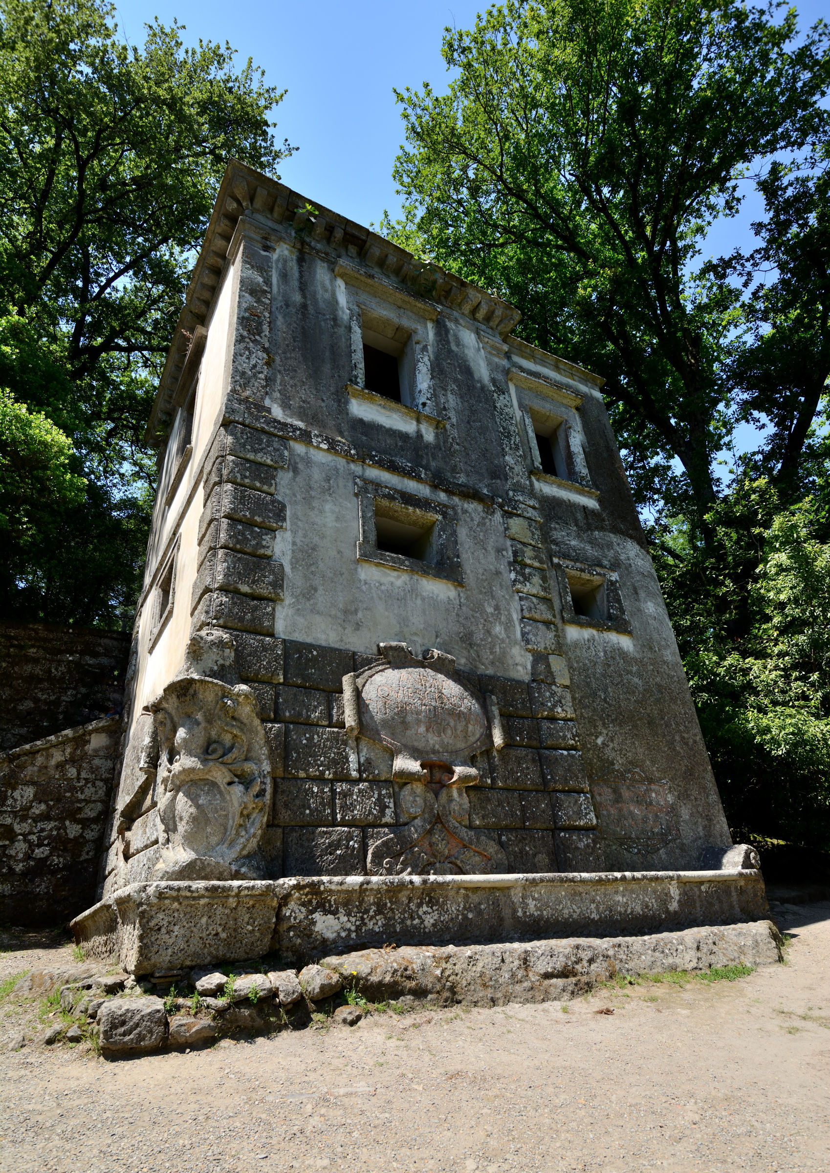 Bomarzo la casa pendente