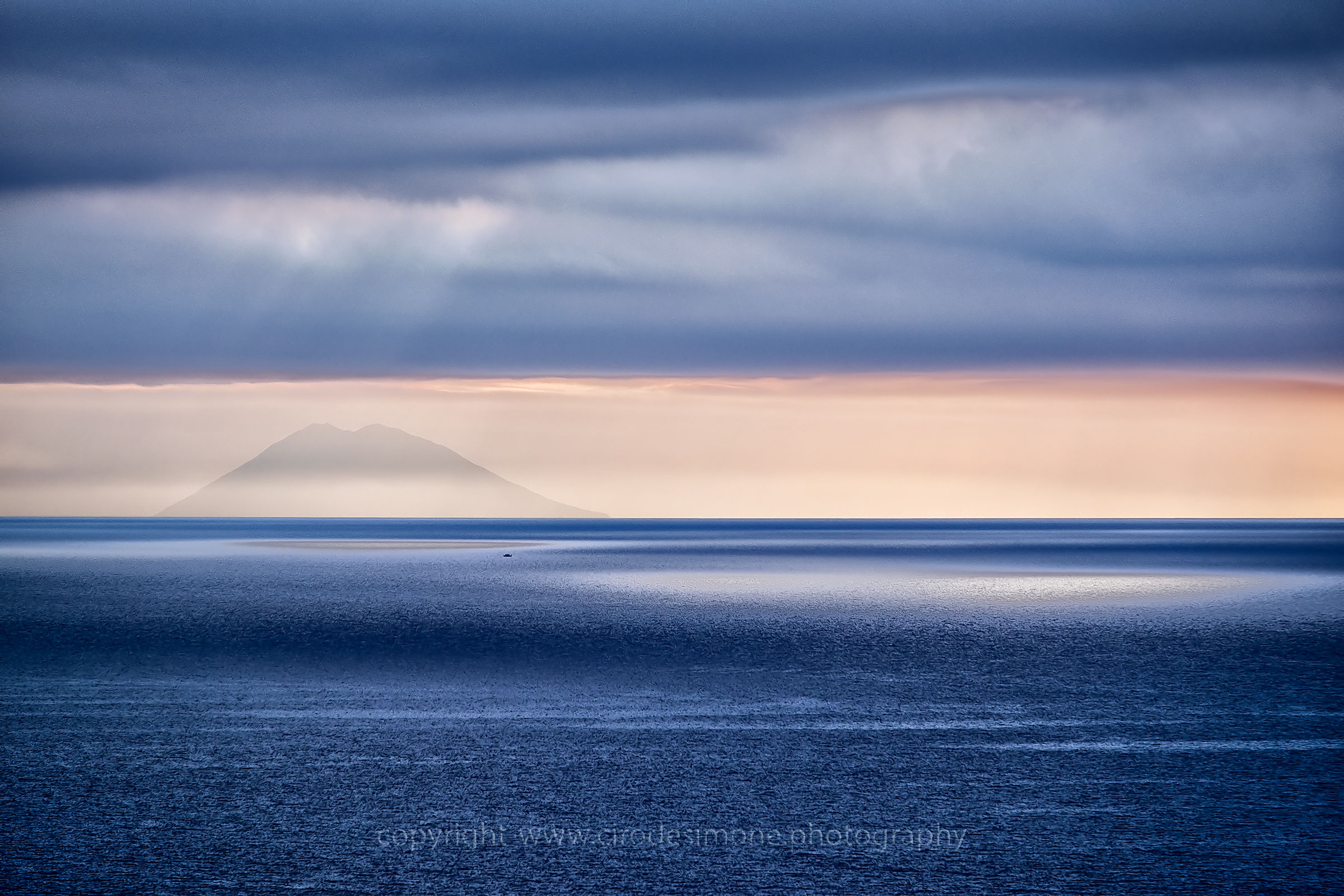 Vulcano Stomboli a Isole  Eolie visto da Tropea
