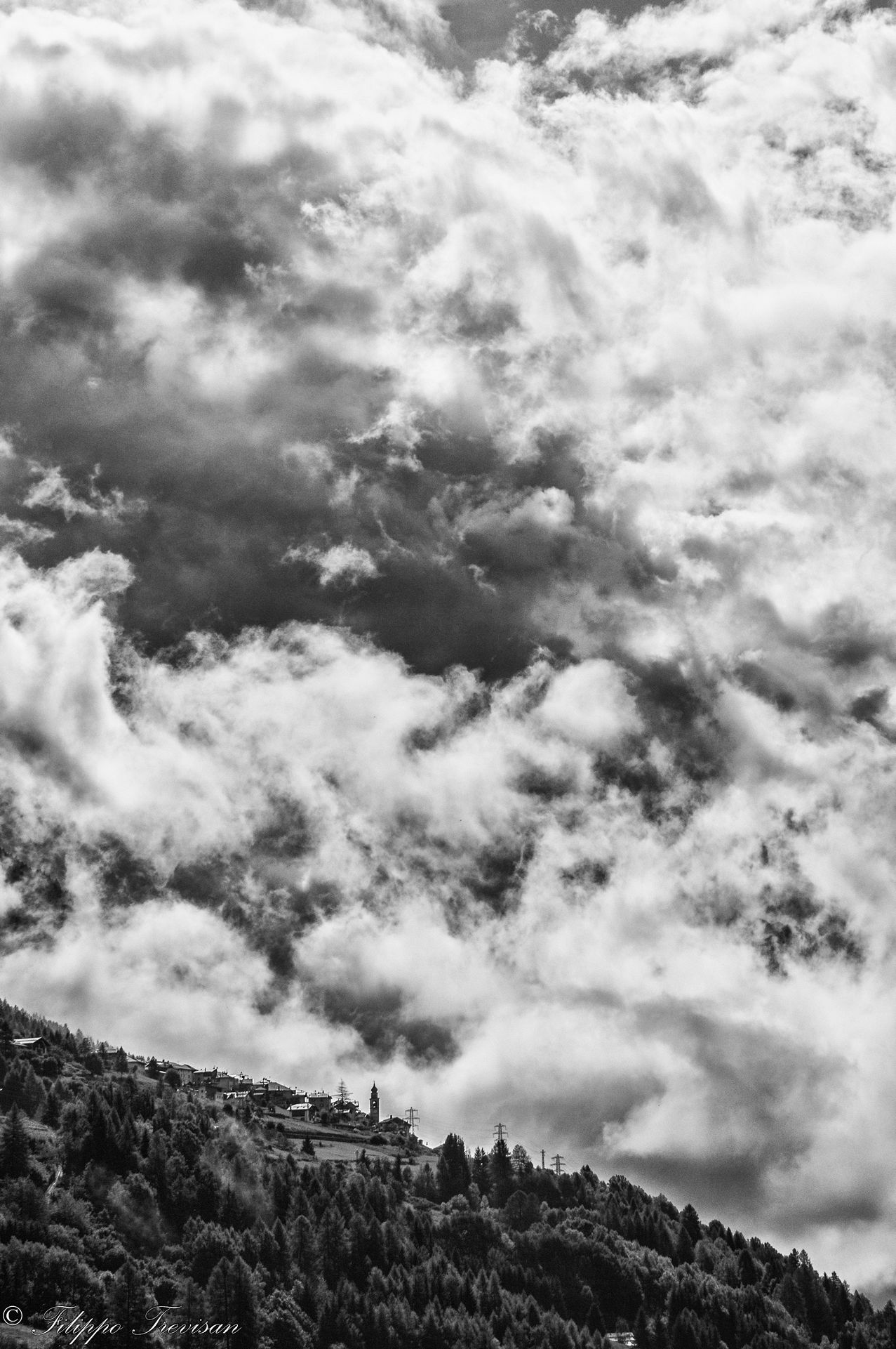 Il paese fra le nubi (b/n).