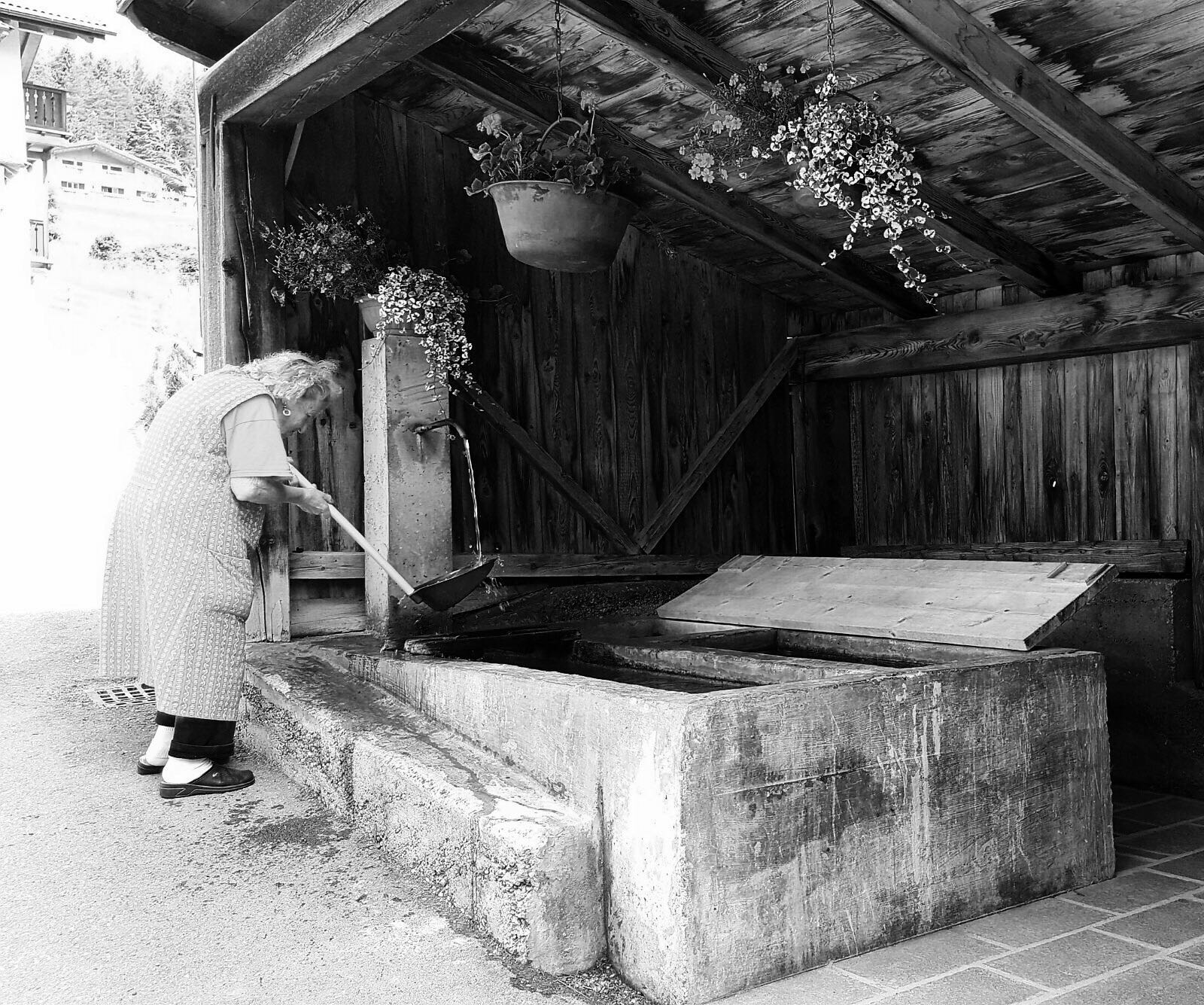 Construction of the fountain in b / w