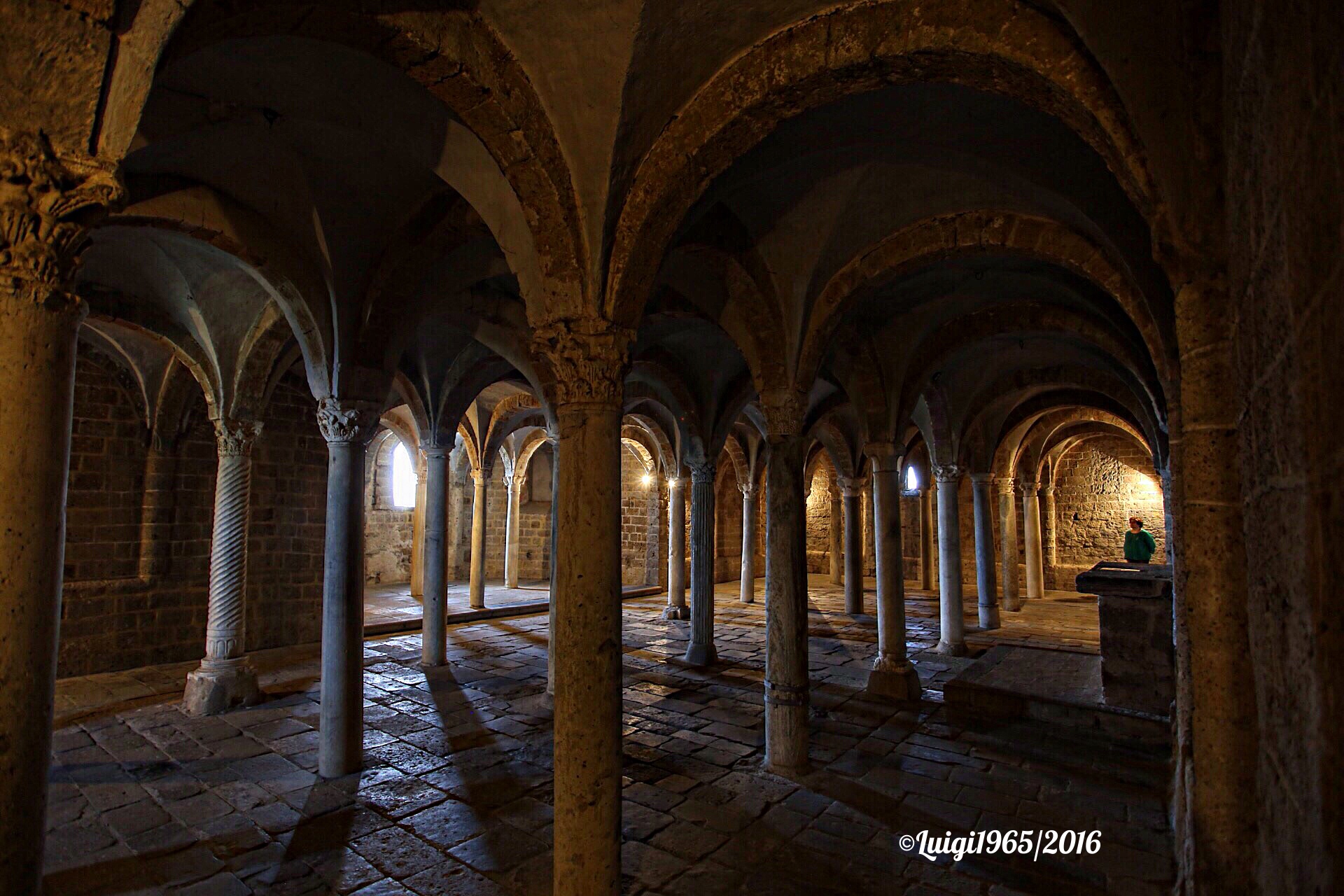 Basilica S. Pietro a Tuscania, la Cripta.