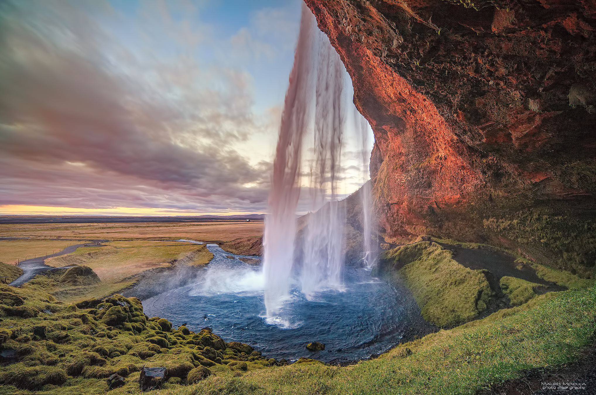 Under Seljalandsfoss