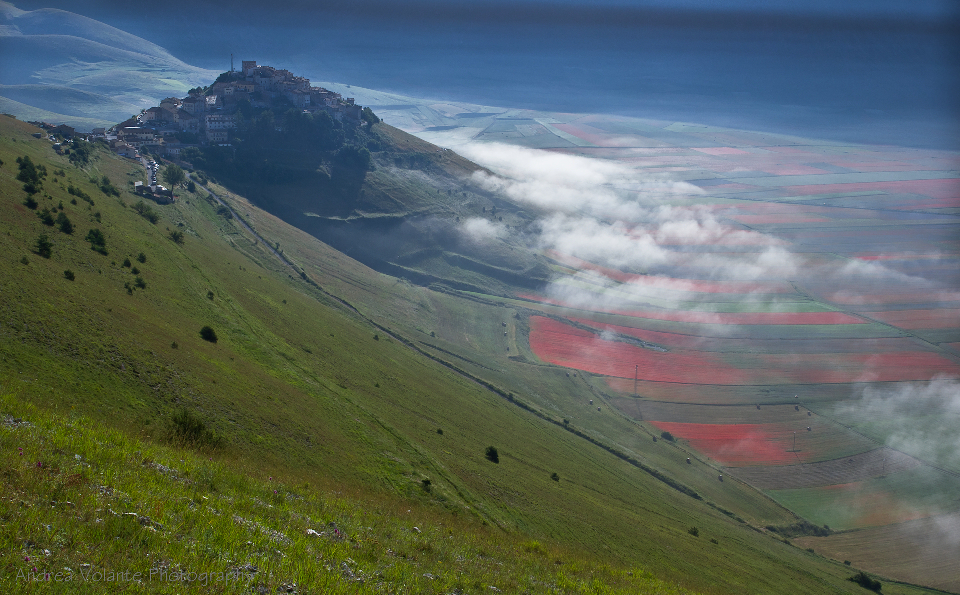 Castelluccio ..giochi di brume all'alba.