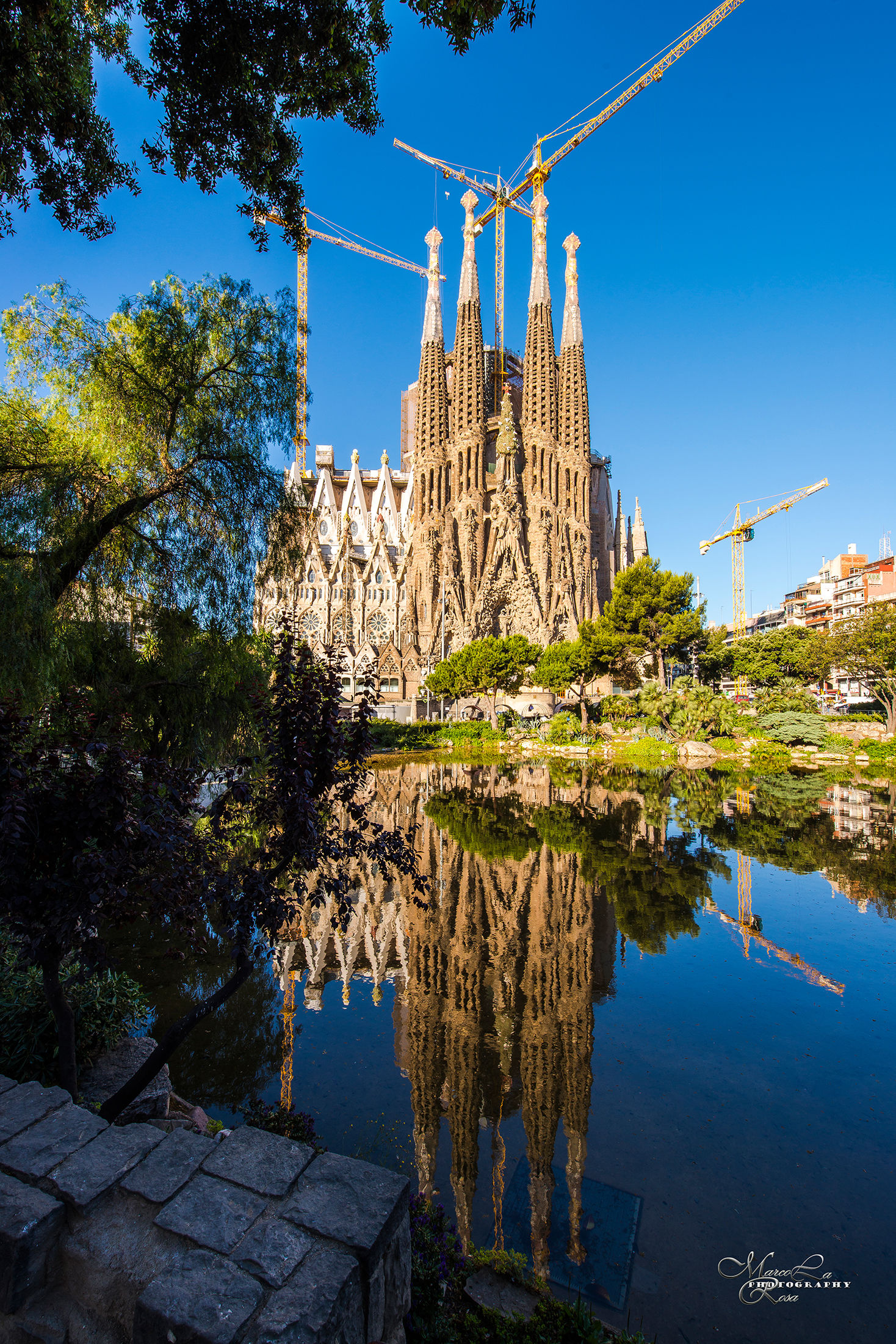 Sagrada Familia in reflection 1