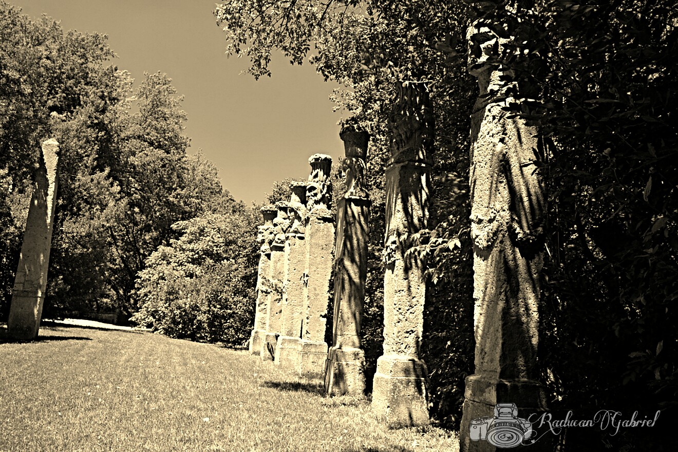 Bomarzo  Obelischi