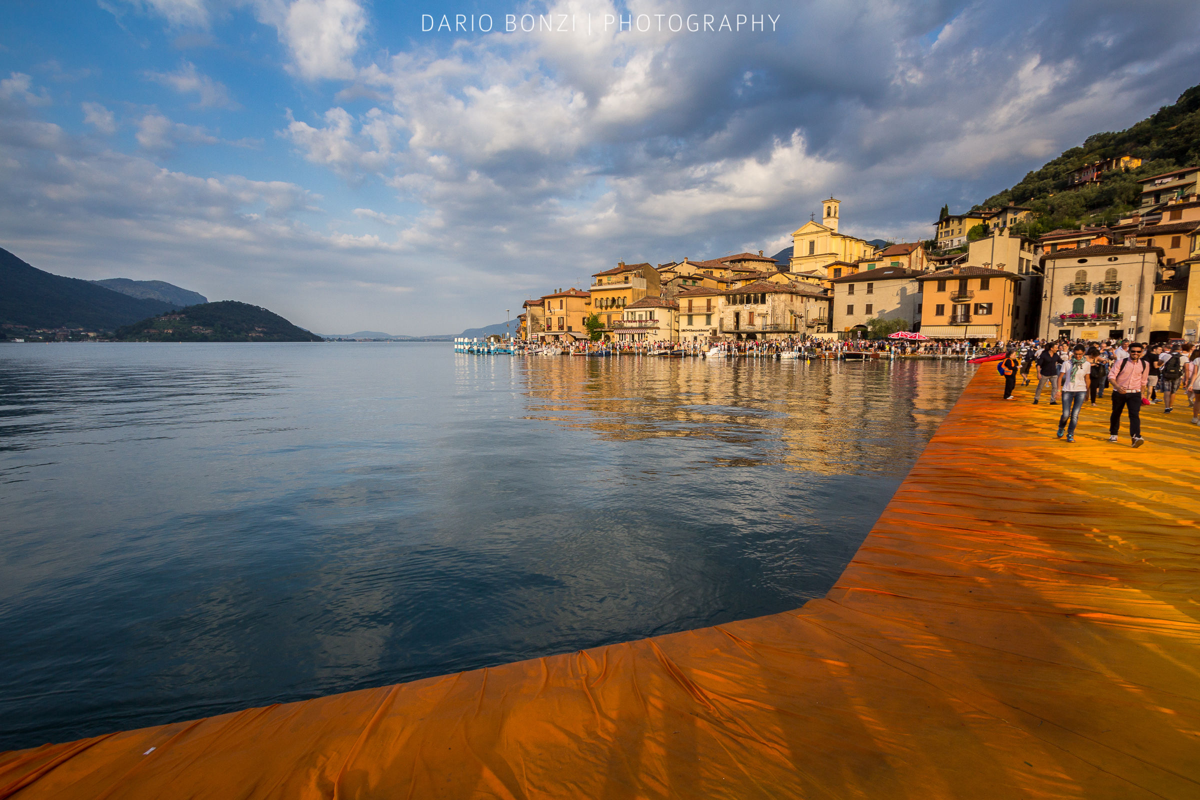 Prime luci del sole su Peschiera Maraglio