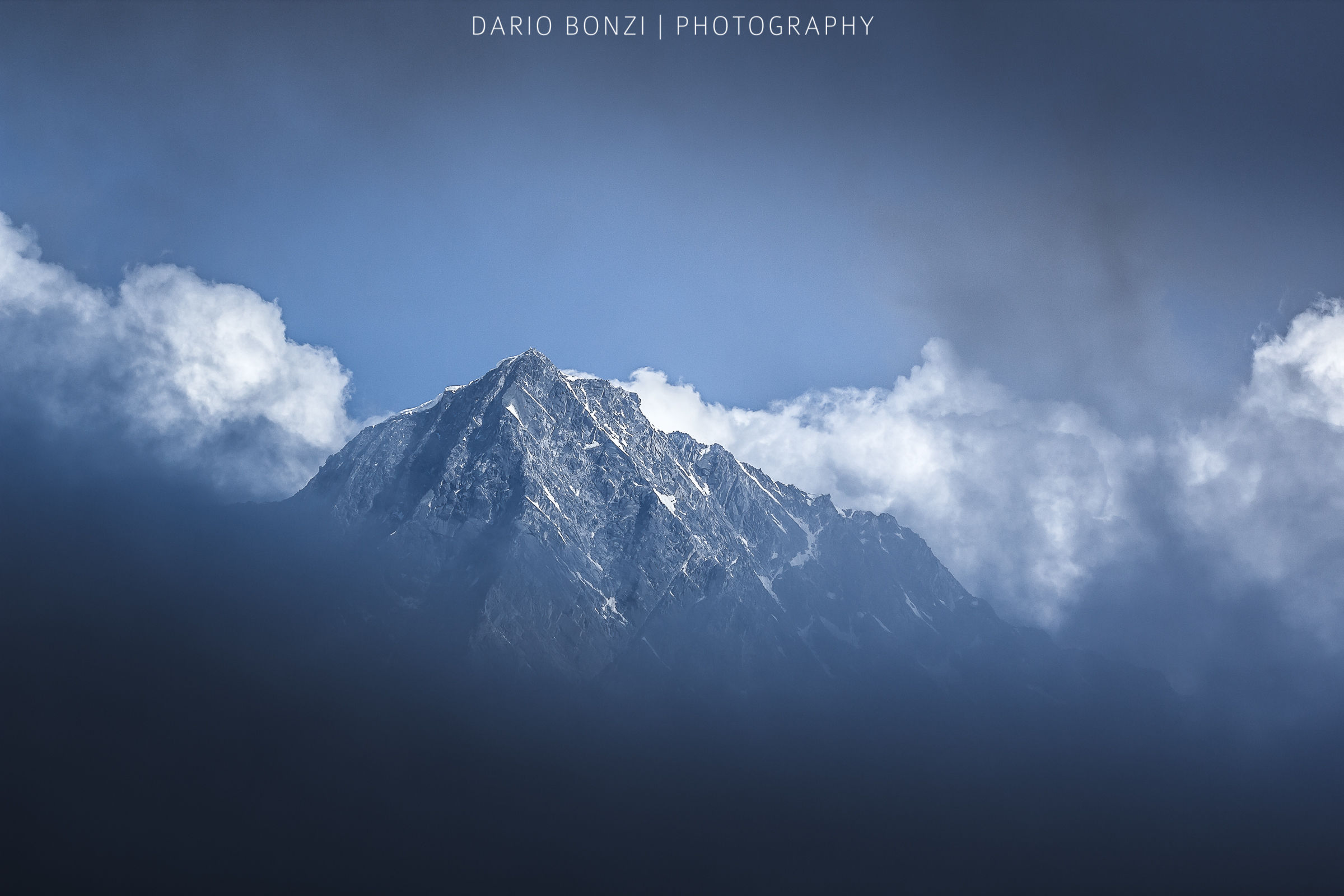 Monte Adamello tra le nubi